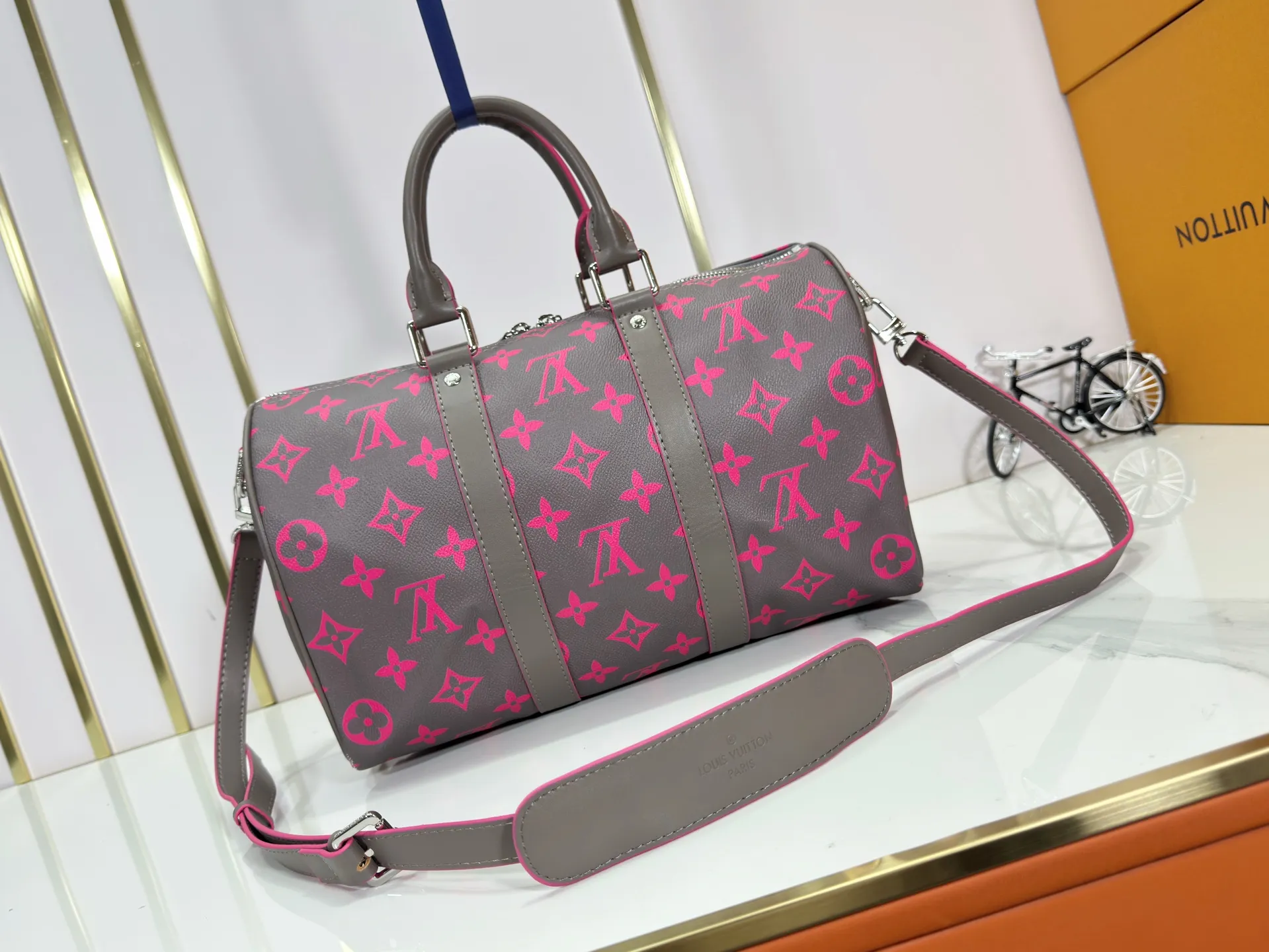 P300 upgraded original version M15023 fluorescent gray, blue M22573 M13865 M46655 black flower M22765 embossed top original model Keepall Bandoulière 35 handbag uses Monogram Eclipse coated canvas to convey restrained style. Leather top handles, side straps and hardware reflect classic heritage, while a removable and adjustable shoulder strap makes it comfortable to carry over the shoulder. Dimensions: 34.0 x 21.0 x 16.0 cm (length x height x width)