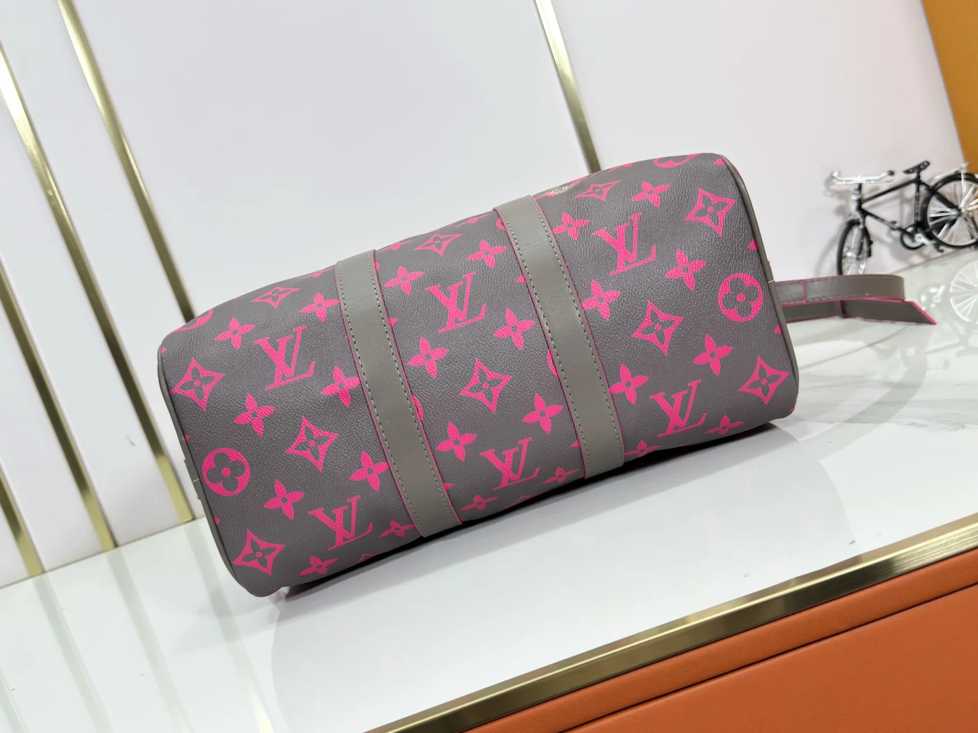 P300 upgraded original version M15023 fluorescent gray, blue M22573 M13865 M46655 black flower M22765 embossed top original model Keepall Bandoulière 35 handbag uses Monogram Eclipse coated canvas to convey restrained style. Leather top handles, side straps and hardware reflect classic heritage, while a removable and adjustable shoulder strap makes it comfortable to carry over the shoulder. Dimensions: 34.0 x 21.0 x 16.0 cm (length x height x width)