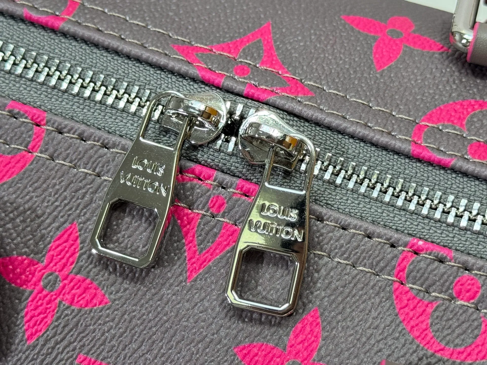 P300 upgraded original version M15023 fluorescent gray, blue M22573 M13865 M46655 black flower M22765 embossed top original model Keepall Bandoulière 35 handbag uses Monogram Eclipse coated canvas to convey restrained style. Leather top handles, side straps and hardware reflect classic heritage, while a removable and adjustable shoulder strap makes it comfortable to carry over the shoulder. Dimensions: 34.0 x 21.0 x 16.0 cm (length x height x width)