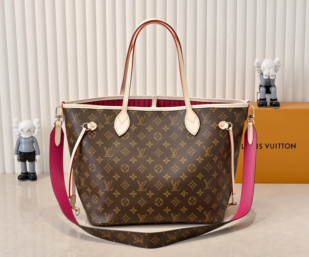 Batch 💰340 Guangzhou Upgraded Original Mother-in-Law Bag with Double-sided Discoloration Yellow Leather Model No. M12096 11947 12257 Presbyopia Red Presbyopia Yellow Presbyopia Red NEVERFULL INSIDE OUT Medium Handbag Neverfull Inside Out The medium handbag uses Monogram canvas and grained leather to interpret a new double-sided design. Its detachable pocket can easily be transformed into an outer bag or a compact shoulder bag. Detailed features 31 x 28 x 14 cm (Length x Height x Width) Cow leather/Monogram Coated canvas Grained cow leather and coated canvas cow leather trim Metal hardware Removable zip pocket Side straps Side hook closure Handles: Double handle