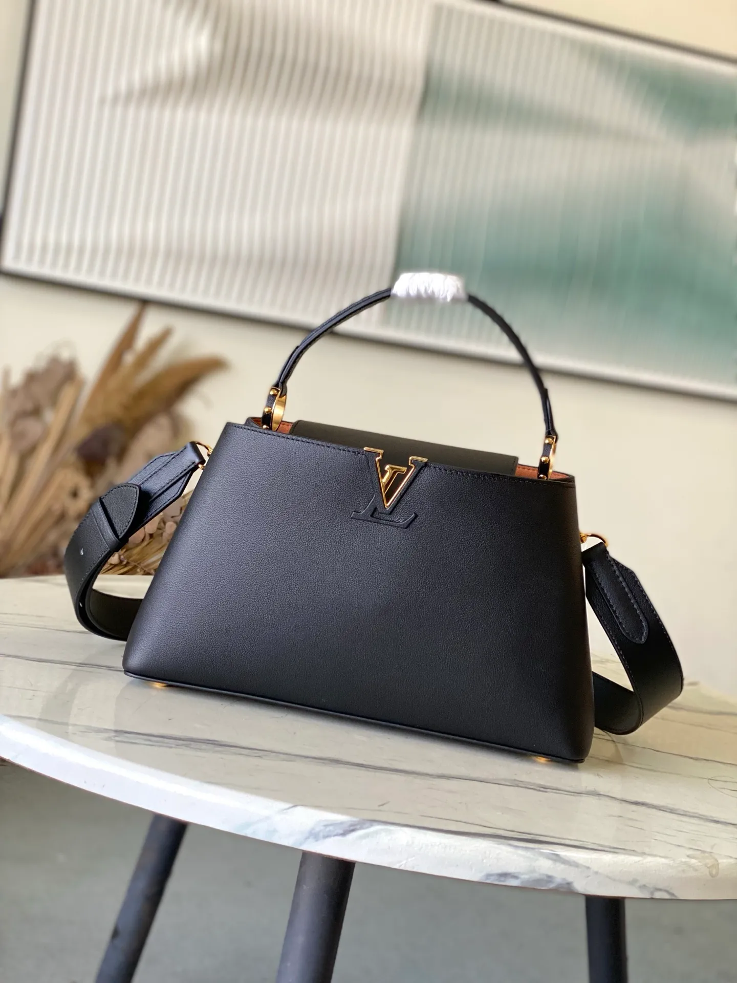 💰2360 "Special Original Leather" M14370 Black This Capucines Souple medium handbag is made of fine grained cow leather, with a sharp contrast of suede lining and dazzling metal parts, and uses the LV letters to express the brand heritage. The flip cover can be folded in or out, and the compartments and pockets can store your daily needs in an orderly manner, and you can switch between various carrying methods at will. 33.0 x 24.0 x 12.0 cm