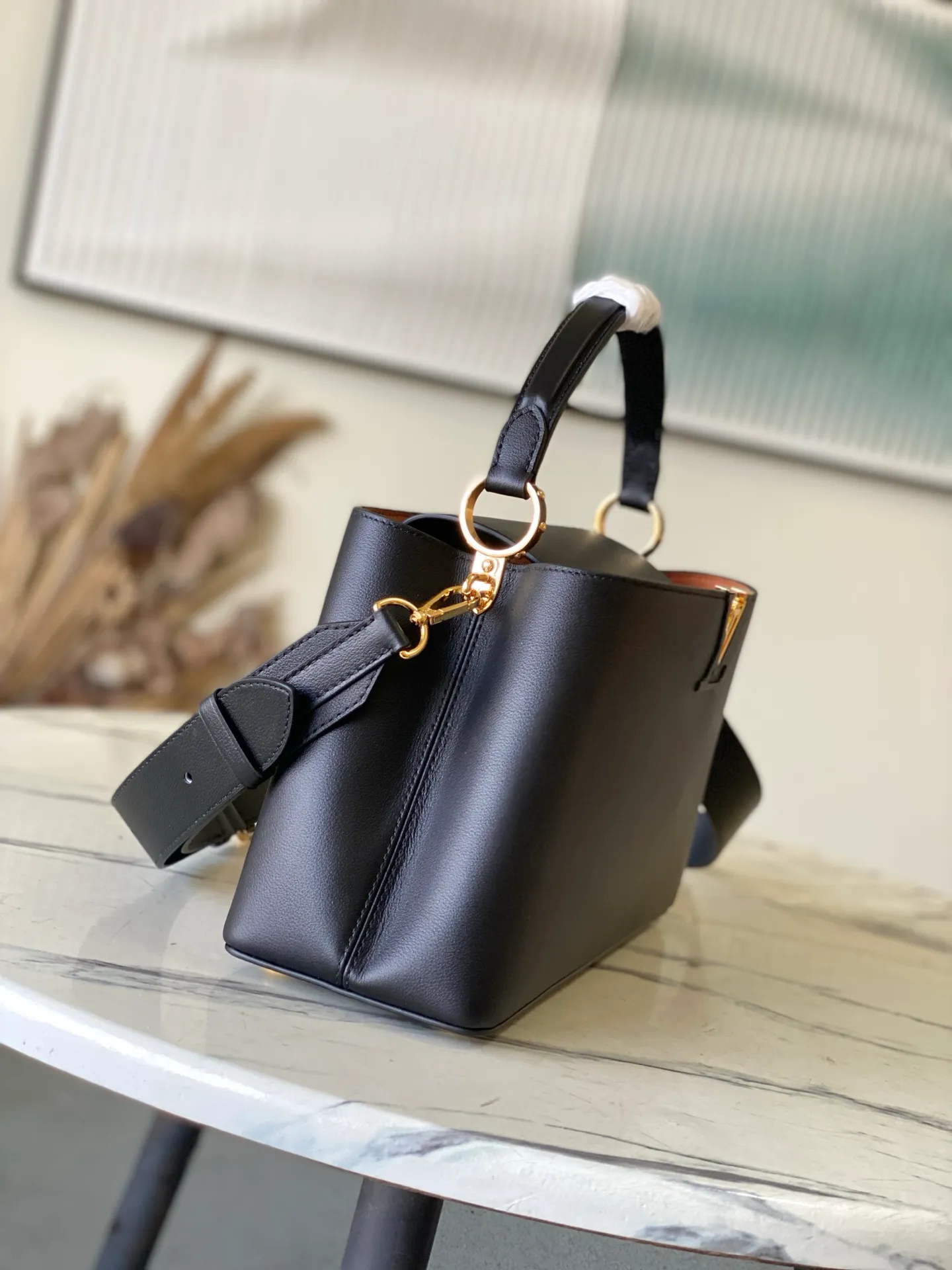 💰2360 "Special Original Leather" M14370 Black This Capucines Souple medium handbag is made of fine grained cow leather, with a sharp contrast of suede lining and dazzling metal parts, and uses the LV letters to express the brand heritage. The flip cover can be folded in or out, and the compartments and pockets can store your daily needs in an orderly manner, and you can switch between various carrying methods at will. 33.0 x 24.0 x 12.0 cm