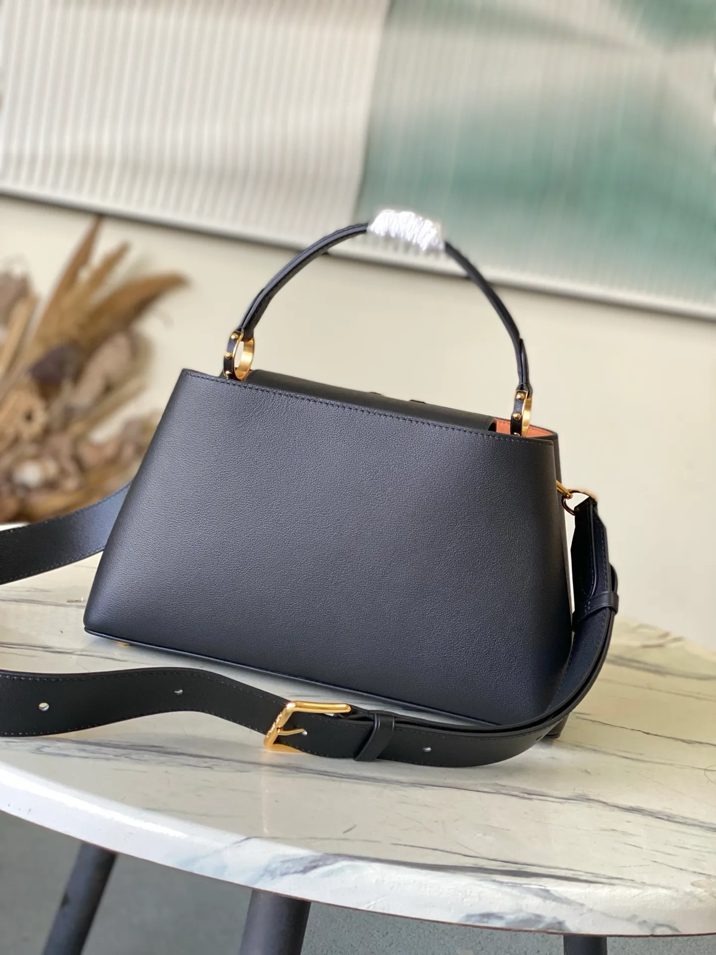💰2360 "Special Original Leather" M14370 Black This Capucines Souple medium handbag is made of fine grained cow leather, with a sharp contrast of suede lining and dazzling metal parts, and uses the LV letters to express the brand heritage. The flip cover can be folded in or out, and the compartments and pockets can store your daily needs in an orderly manner, and you can switch between various carrying methods at will. 33.0 x 24.0 x 12.0 cm