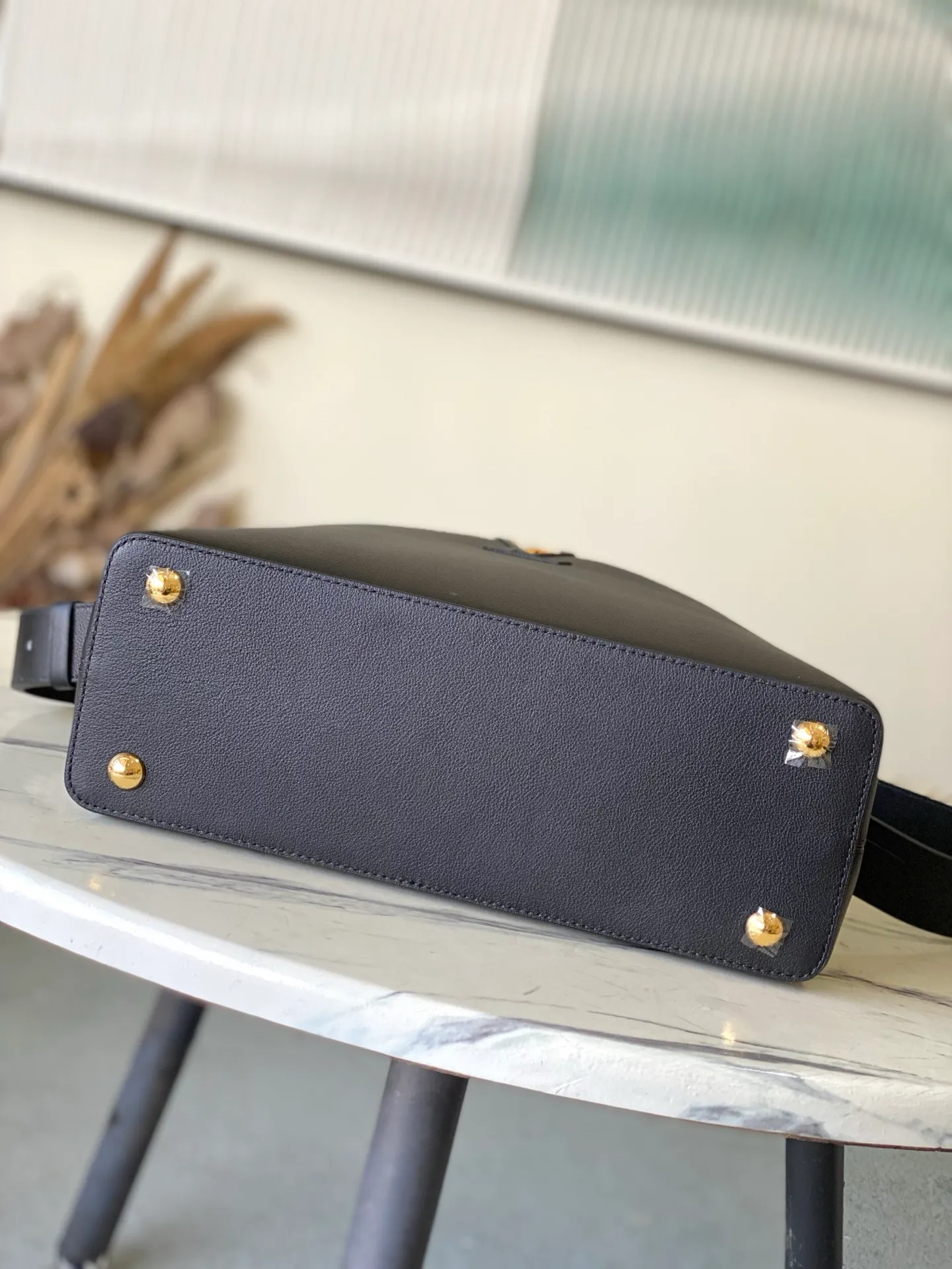 💰2360 "Special Original Leather" M14370 Black This Capucines Souple medium handbag is made of fine grained cow leather, with a sharp contrast of suede lining and dazzling metal parts, and uses the LV letters to express the brand heritage. The flip cover can be folded in or out, and the compartments and pockets can store your daily needs in an orderly manner, and you can switch between various carrying methods at will. 33.0 x 24.0 x 12.0 cm