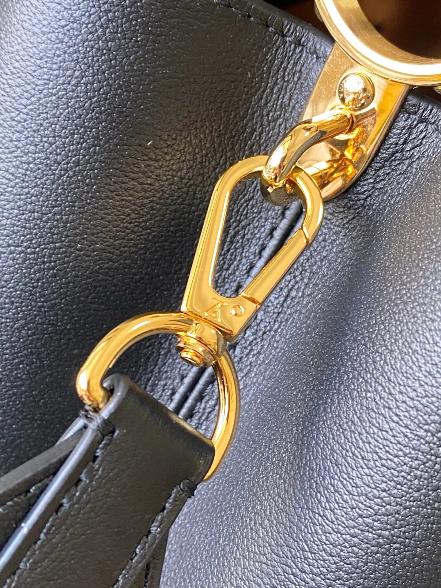 💰2360 "Special Original Leather" M14370 Black This Capucines Souple medium handbag is made of fine grained cow leather, with a sharp contrast of suede lining and dazzling metal parts, and uses the LV letters to express the brand heritage. The flip cover can be folded in or out, and the compartments and pockets can store your daily needs in an orderly manner, and you can switch between various carrying methods at will. 33.0 x 24.0 x 12.0 cm