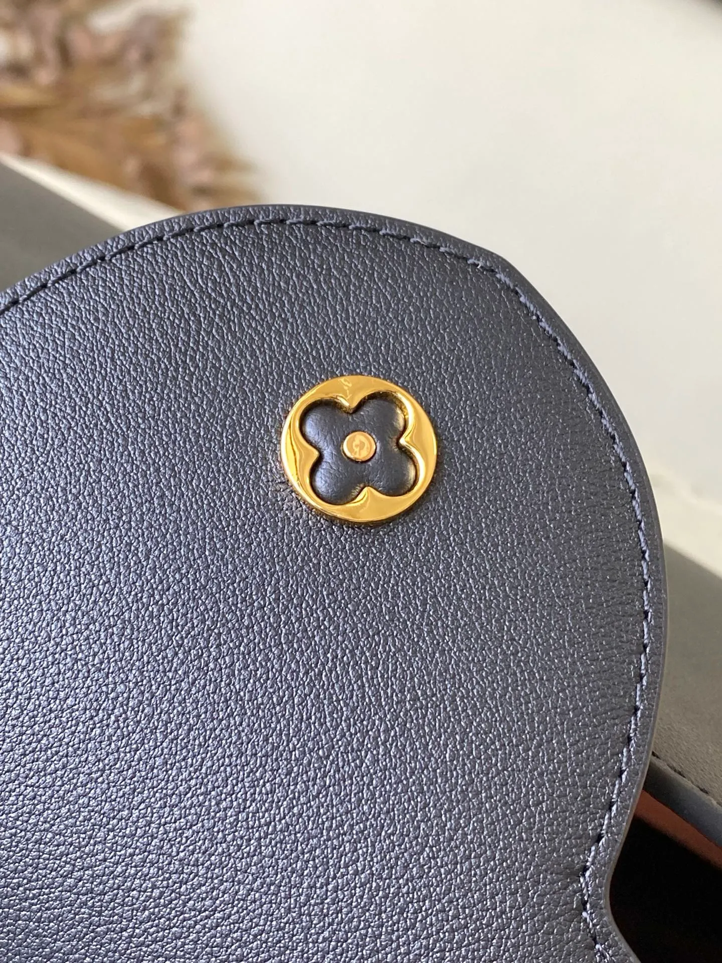 💰2360 "Special Original Leather" M14370 Black This Capucines Souple medium handbag is made of fine grained cow leather, with a sharp contrast of suede lining and dazzling metal parts, and uses the LV letters to express the brand heritage. The flip cover can be folded in or out, and the compartments and pockets can store your daily needs in an orderly manner, and you can switch between various carrying methods at will. 33.0 x 24.0 x 12.0 cm