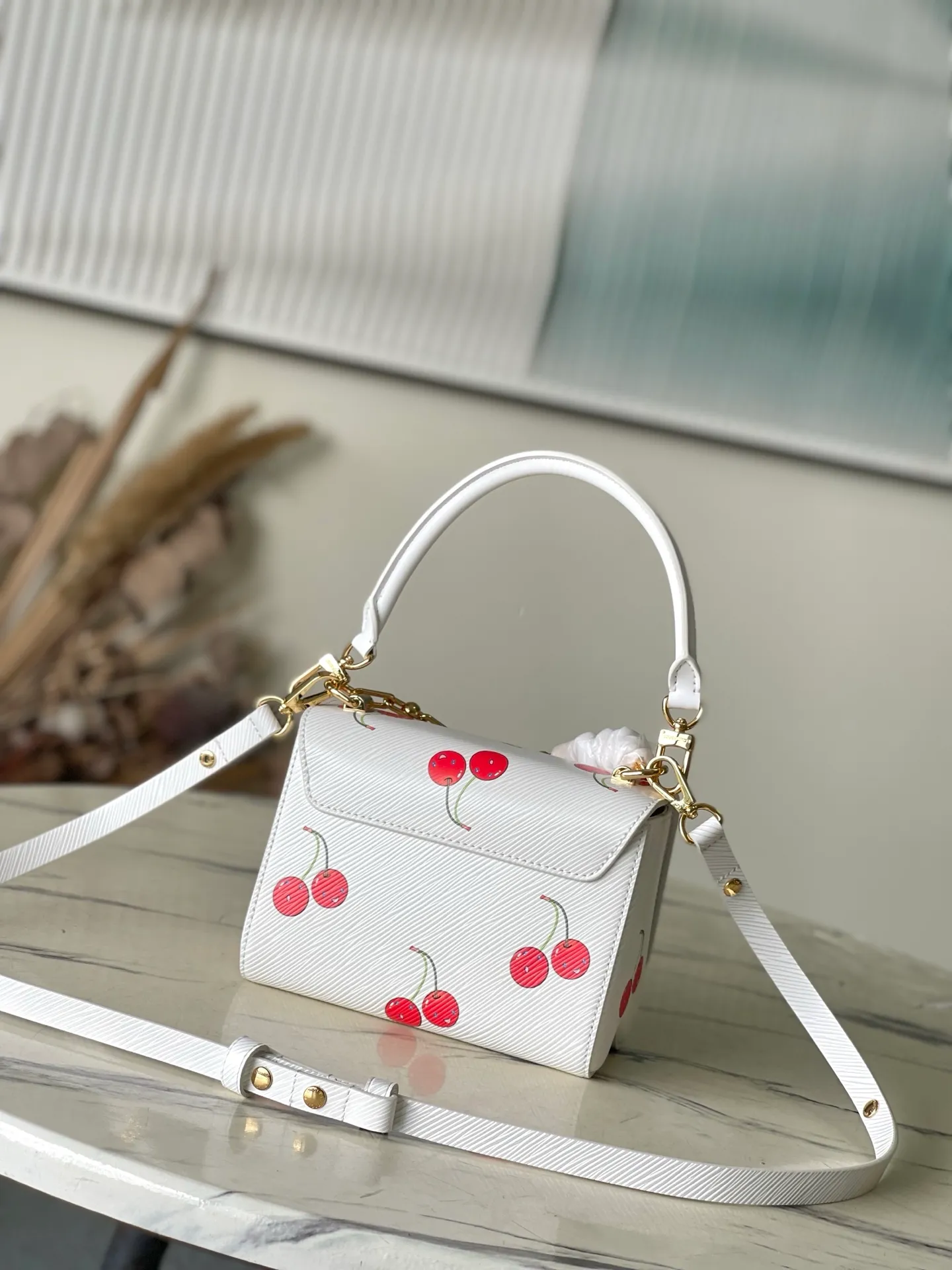 💰1160 (top layer leather) top original order M13239 This small Twist handbag comes from the Louis Vuitton x Murakami Takashi replica series. The delicate texture of the brand's Epi grained cow leather is set against the vivid cherry pattern, highlighting the Japanese artist's signature joyful brushwork. The dazzling metal parts reveal a polished color, and the LVTwist twist lock continues the classic style. Dimensions: 19 × 15 × 7 cm