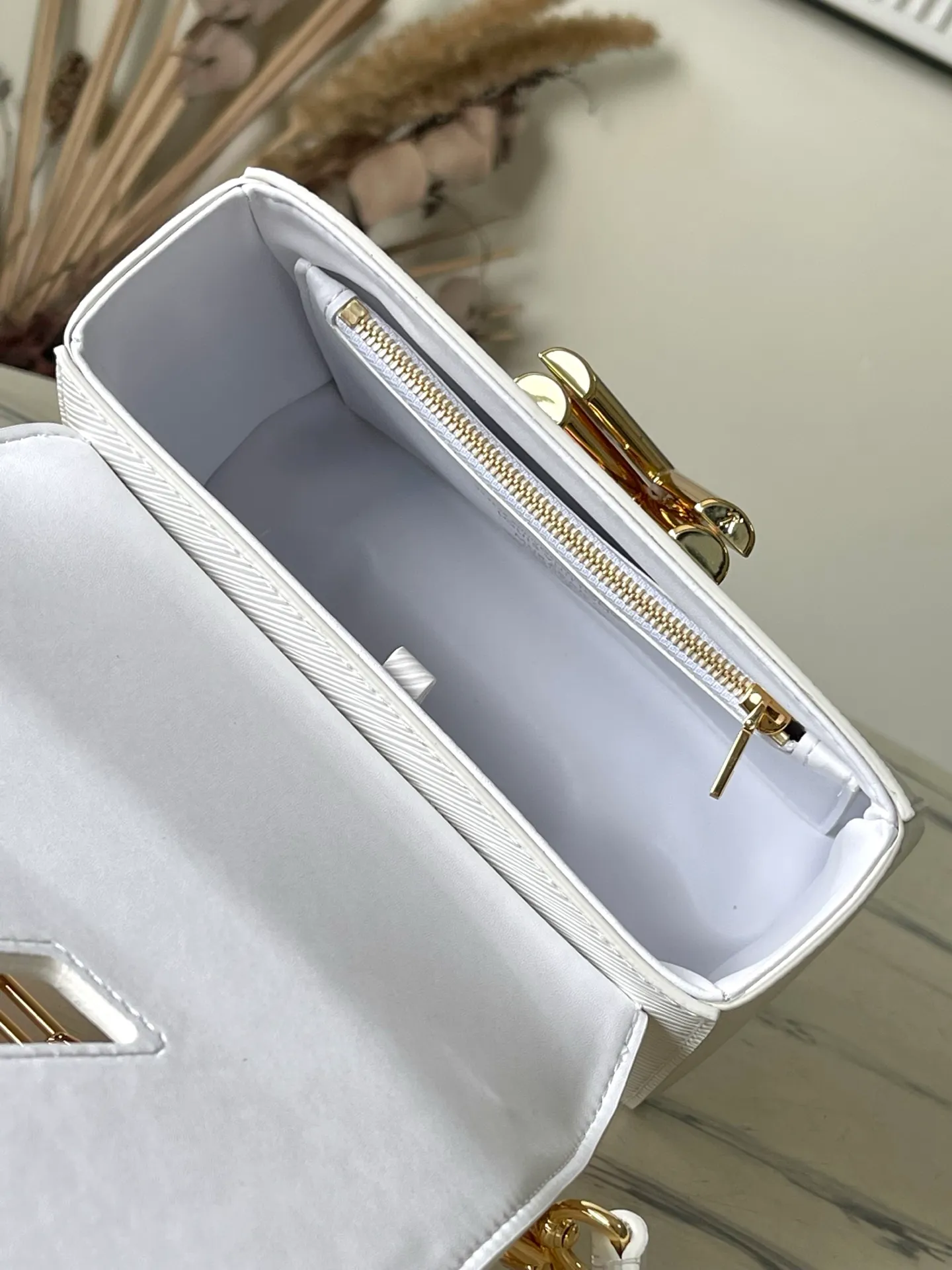 💰1160 (top layer leather) top original order M13239 This small Twist handbag comes from the Louis Vuitton x Murakami Takashi replica series. The delicate texture of the brand's Epi grained cow leather is set against the vivid cherry pattern, highlighting the Japanese artist's signature joyful brushwork. The dazzling metal parts reveal a polished color, and the LVTwist twist lock continues the classic style. Dimensions: 19 × 15 × 7 cm