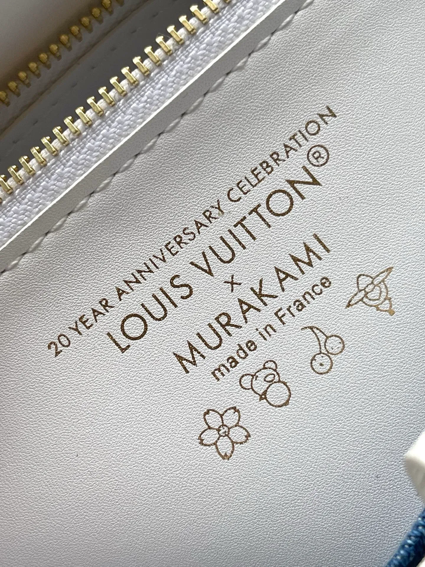 💰1160 (top layer leather) top original order M13239 This small Twist handbag comes from the Louis Vuitton x Murakami Takashi replica series. The delicate texture of the brand's Epi grained cow leather is set against the vivid cherry pattern, highlighting the Japanese artist's signature joyful brushwork. The dazzling metal parts reveal a polished color, and the LVTwist twist lock continues the classic style. Dimensions: 19 × 15 × 7 cm
