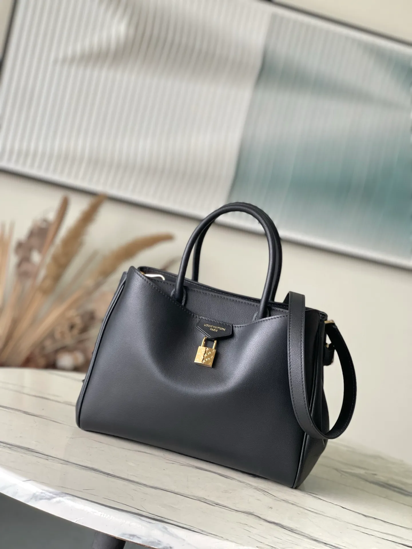 💰1380 (first-grain leather) Top-quality original order M26502 black small This Vendôme small handbag makes the soft cow leather reveal a silky satin luster, and is equipped with a dazzling padlock with a subtle engraved Monogram pattern, making it a trendy daily choice that combines classic charm with modern style. Adjustable side straps expand the interior, and the large zippered pocket is secured to the body with hooks. Size: 28.5x22x14.5cm