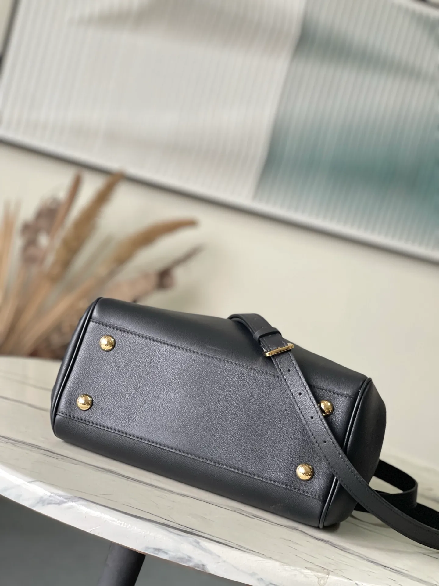 💰1380 (first-grain leather) Top-quality original order M26502 black small This Vendôme small handbag makes the soft cow leather reveal a silky satin luster, and is equipped with a dazzling padlock with a subtle engraved Monogram pattern, making it a trendy daily choice that combines classic charm with modern style. Adjustable side straps expand the interior, and the large zippered pocket is secured to the body with hooks. Size: 28.5x22x14.5cm