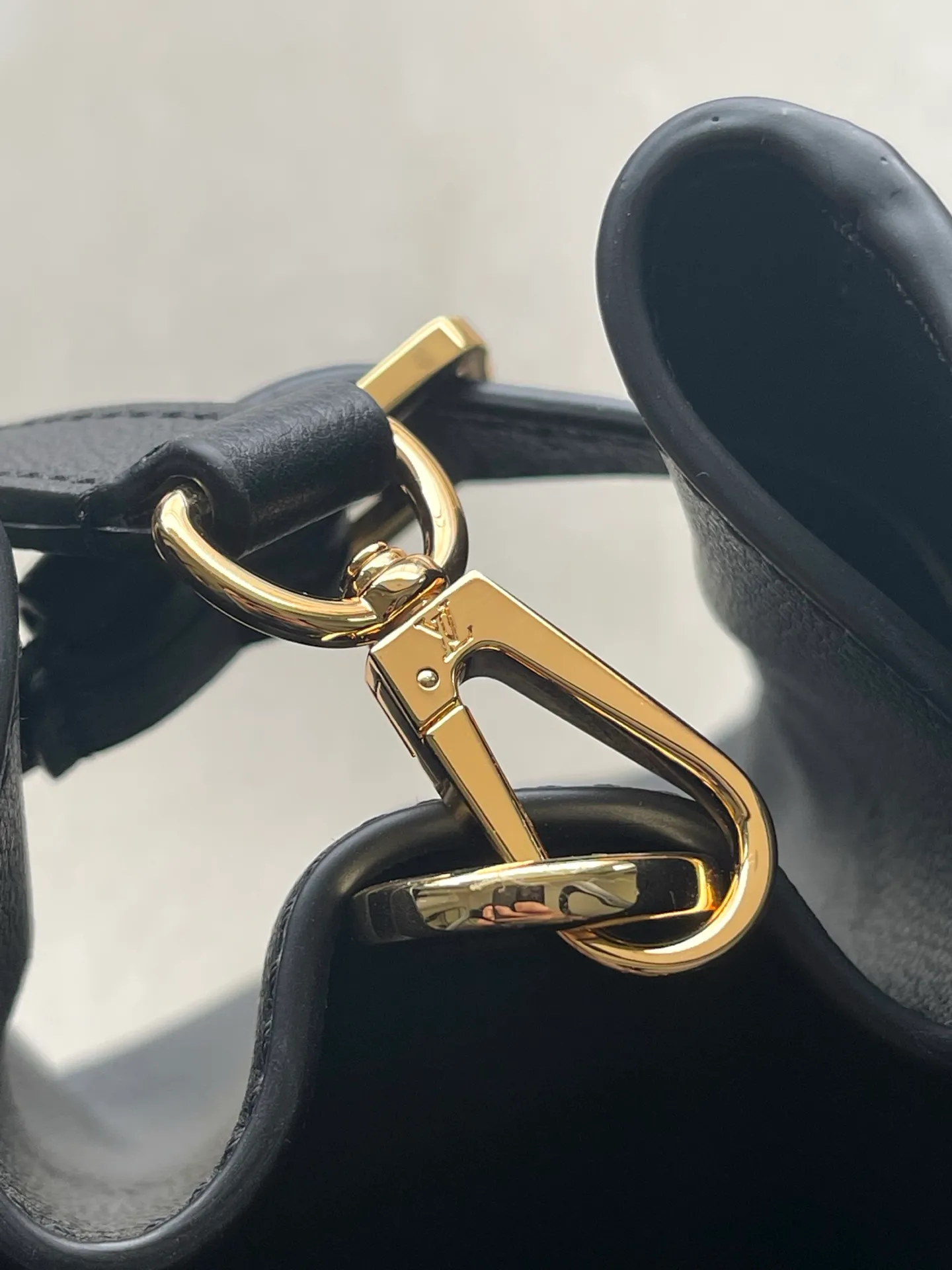 💰1380 (first-grain leather) Top-quality original order M26502 black small This Vendôme small handbag makes the soft cow leather reveal a silky satin luster, and is equipped with a dazzling padlock with a subtle engraved Monogram pattern, making it a trendy daily choice that combines classic charm with modern style. Adjustable side straps expand the interior, and the large zippered pocket is secured to the body with hooks. Size: 28.5x22x14.5cm
