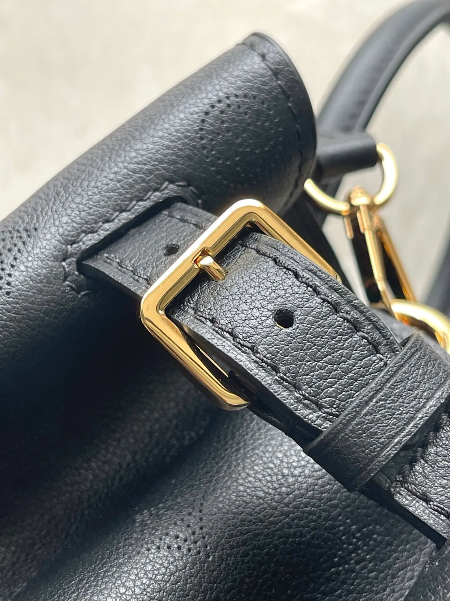 💰1380 (first-grain leather) Top-quality original order M26502 black small This Vendôme small handbag makes the soft cow leather reveal a silky satin luster, and is equipped with a dazzling padlock with a subtle engraved Monogram pattern, making it a trendy daily choice that combines classic charm with modern style. Adjustable side straps expand the interior, and the large zippered pocket is secured to the body with hooks. Size: 28.5x22x14.5cm