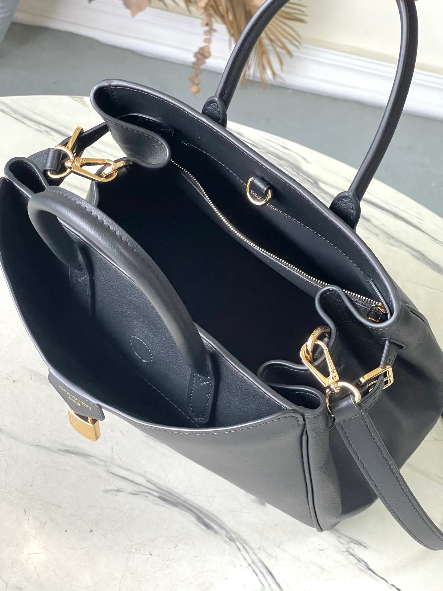 💰1380 (first-grain leather) Top-quality original order M26502 black small This Vendôme small handbag makes the soft cow leather reveal a silky satin luster, and is equipped with a dazzling padlock with a subtle engraved Monogram pattern, making it a trendy daily choice that combines classic charm with modern style. Adjustable side straps expand the interior, and the large zippered pocket is secured to the body with hooks. Size: 28.5x22x14.5cm