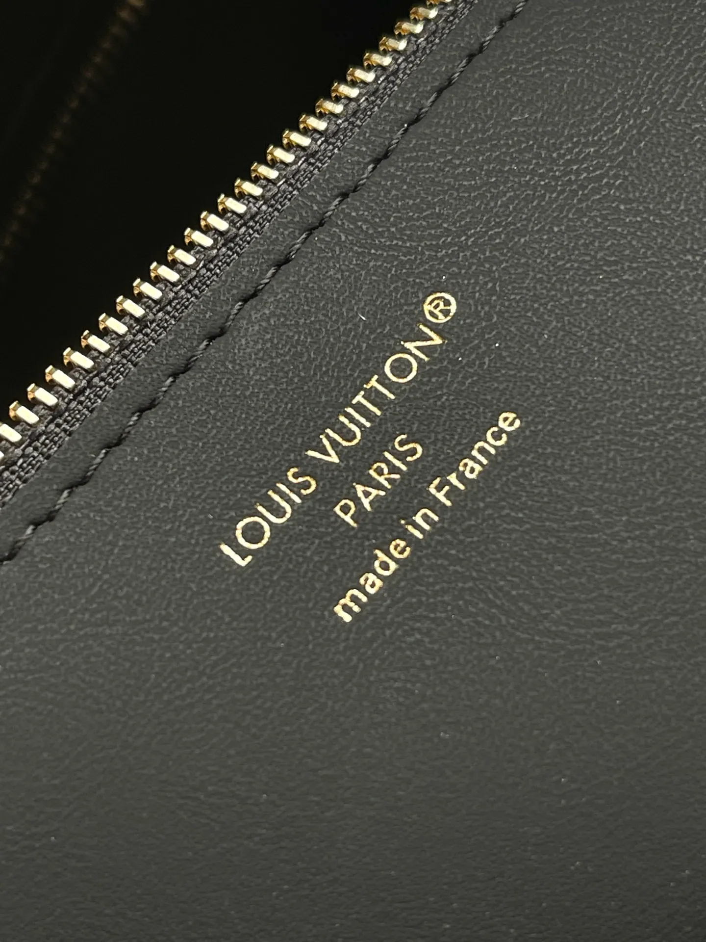💰1380 (first-grain leather) Top-quality original order M26502 black small This Vendôme small handbag makes the soft cow leather reveal a silky satin luster, and is equipped with a dazzling padlock with a subtle engraved Monogram pattern, making it a trendy daily choice that combines classic charm with modern style. Adjustable side straps expand the interior, and the large zippered pocket is secured to the body with hooks. Size: 28.5x22x14.5cm