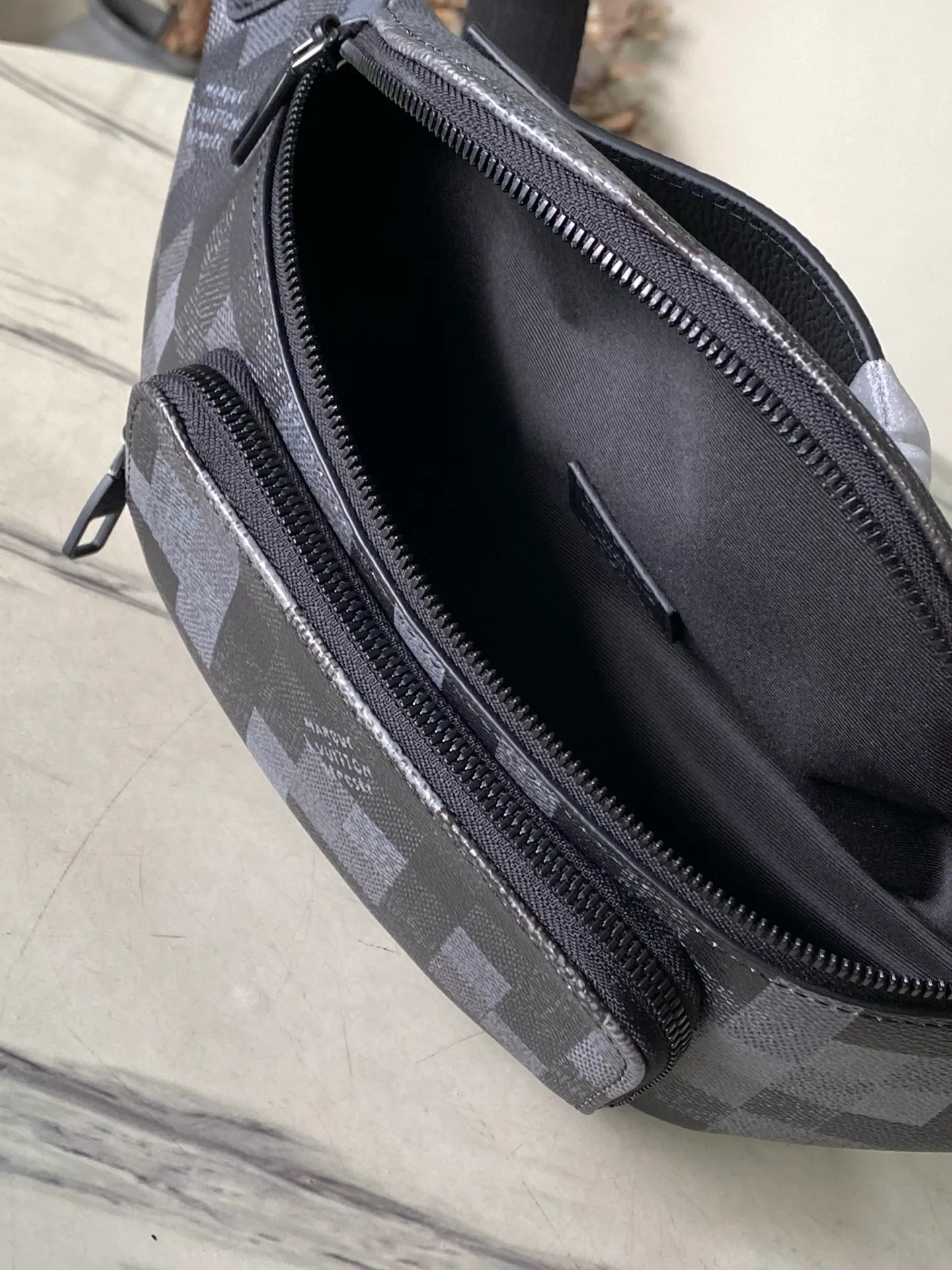 💰1020 Top original order M14920 This Rush waist bag is made of Damoflage Black canvas to present a modern and trendy configuration, and the pixelated Damier pattern is laid out on it to create a camouflage effect. Adjustable shoulder strap allows for comfortable waist, shoulder or cross-body wear. Dimensions: 30 × 15 × 8 cm