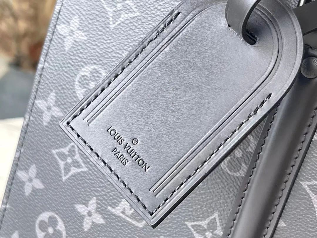 💰960 Top Original M45265 Sac Plat Horizontal Zippé briefcase is made of Monogram Eclipse canvas and leather. The letter embossing and Monogram nameplate pay tribute to the brand heritage. The neat lines express a new chapter of business and leisure. It also has a leather handle for comfortable carrying. Dimensions: 31.0 x 39.0 x 8.5 cm