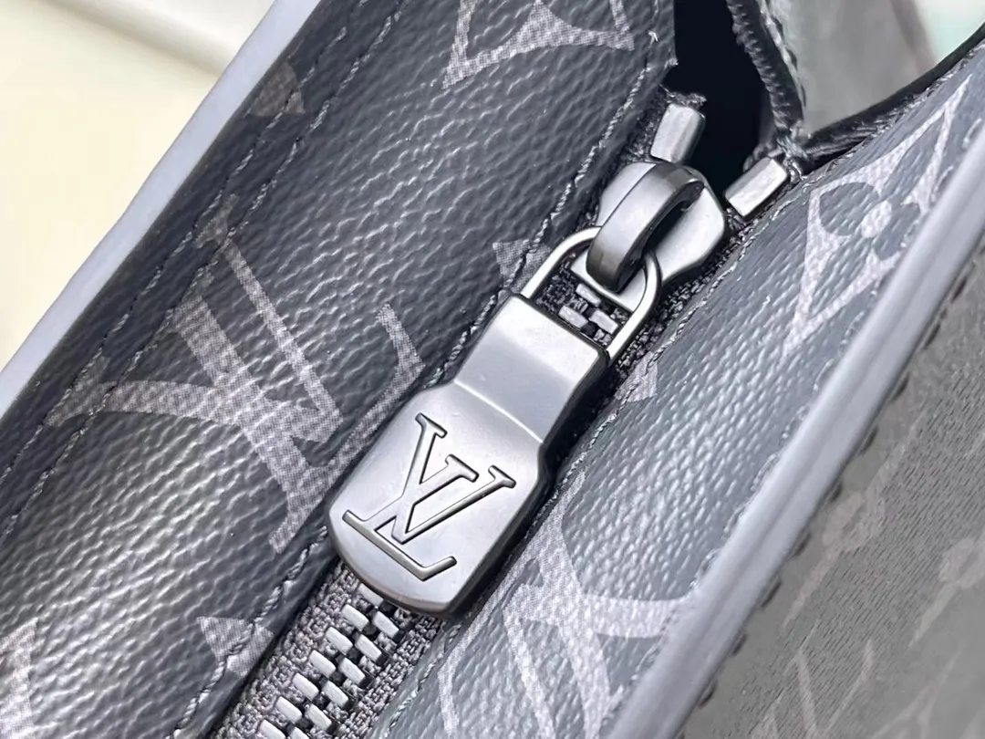 💰960 Top Original M45265 Sac Plat Horizontal Zippé briefcase is made of Monogram Eclipse canvas and leather. The letter embossing and Monogram nameplate pay tribute to the brand heritage. The neat lines express a new chapter of business and leisure. It also has a leather handle for comfortable carrying. Dimensions: 31.0 x 39.0 x 8.5 cm