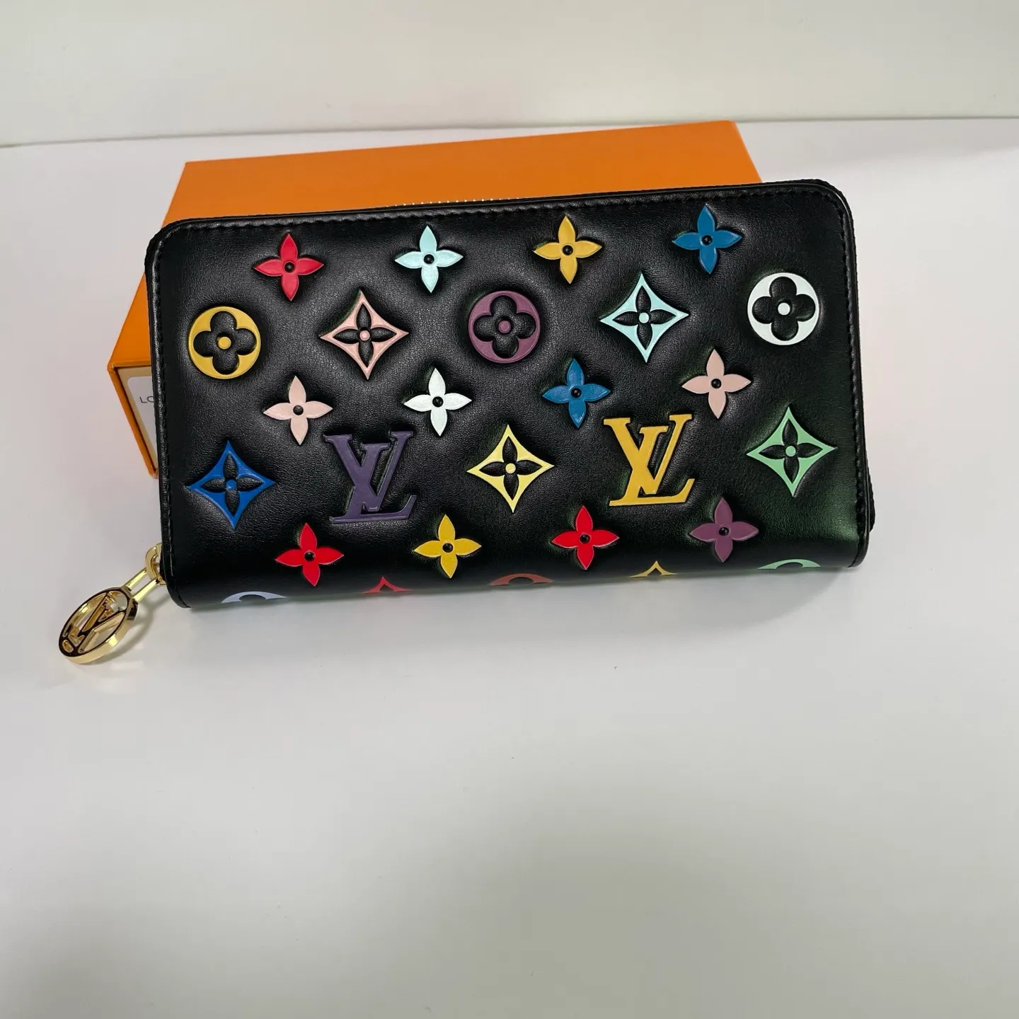 Factory price 540 [Top original order] M14096🌟 This LV Ski series zipper wallet has a pillow-like soft texture, and the design is taken from the brand's Coussin series handbags, creating a distinctive style. The wallet is made of classic Monogram embossed lambskin and is embellished with gold-tone hardware, including the iconic LV Circle logo zipper design.  19.5 x 10.5 x 2.5 cm