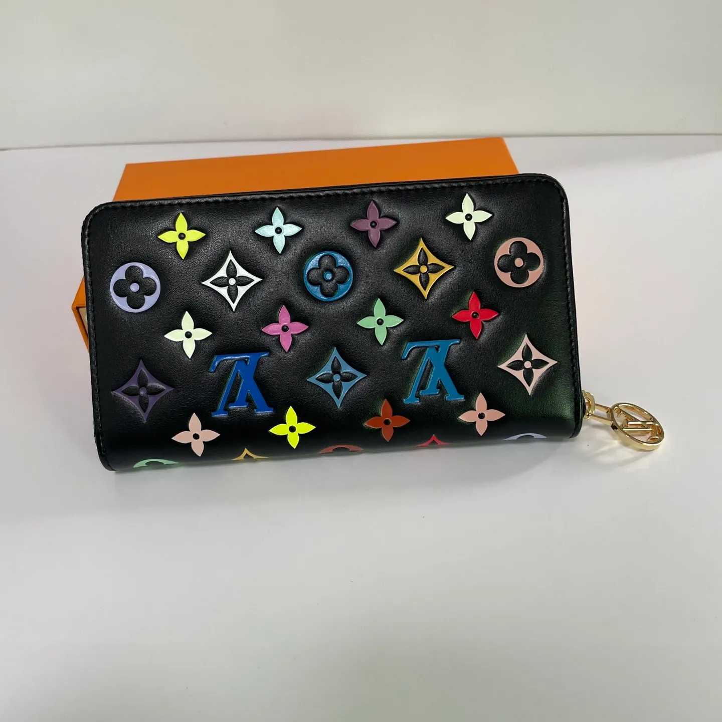 Factory price 540 [Top original order] M14096🌟 This LV Ski series zipper wallet has a pillow-like soft texture, and the design is taken from the brand's Coussin series handbags, creating a distinctive style. The wallet is made of classic Monogram embossed lambskin and is embellished with gold-tone hardware, including the iconic LV Circle logo zipper design.  19.5 x 10.5 x 2.5 cm