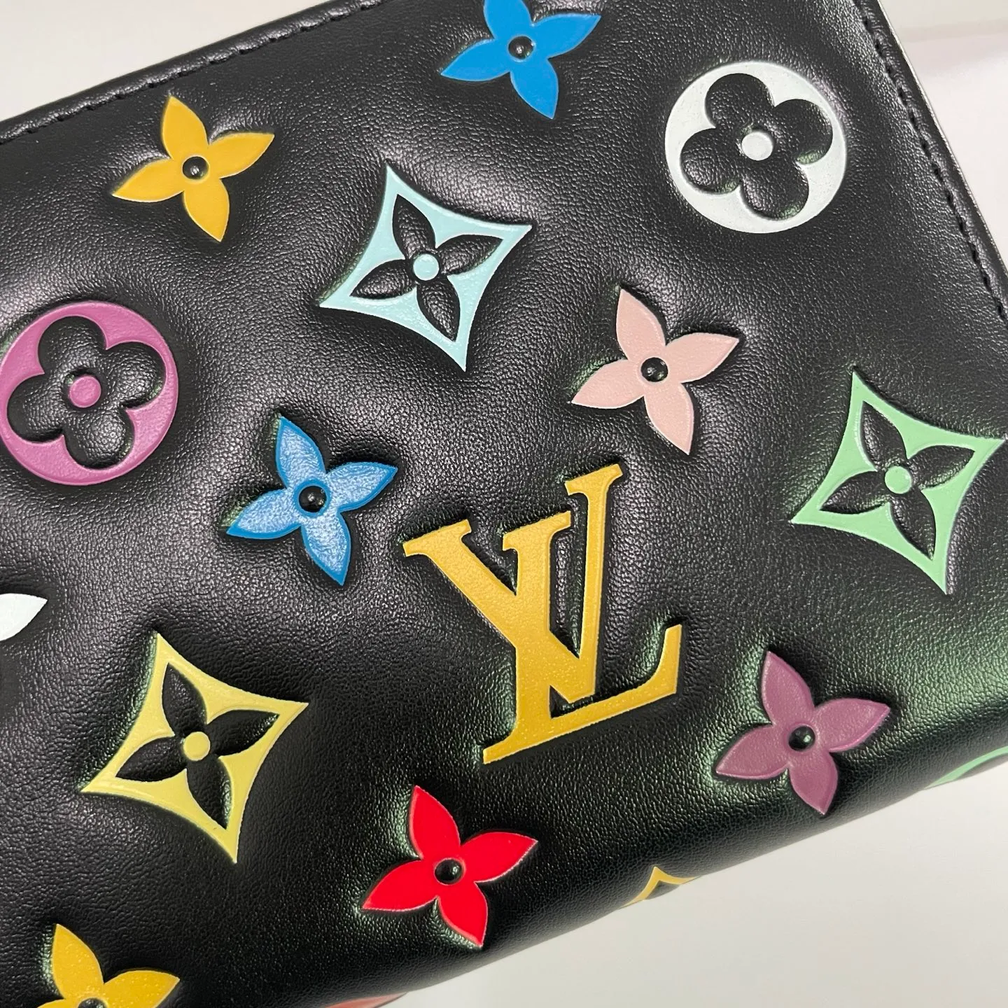 Factory price 540 [Top original order] M14096🌟 This LV Ski series zipper wallet has a pillow-like soft texture, and the design is taken from the brand's Coussin series handbags, creating a distinctive style. The wallet is made of classic Monogram embossed lambskin and is embellished with gold-tone hardware, including the iconic LV Circle logo zipper design.  19.5 x 10.5 x 2.5 cm