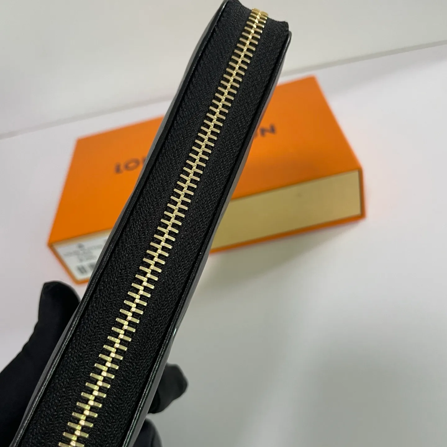 Factory price 540 [Top original order] M14096🌟 This LV Ski series zipper wallet has a pillow-like soft texture, and the design is taken from the brand's Coussin series handbags, creating a distinctive style. The wallet is made of classic Monogram embossed lambskin and is embellished with gold-tone hardware, including the iconic LV Circle logo zipper design.  19.5 x 10.5 x 2.5 cm