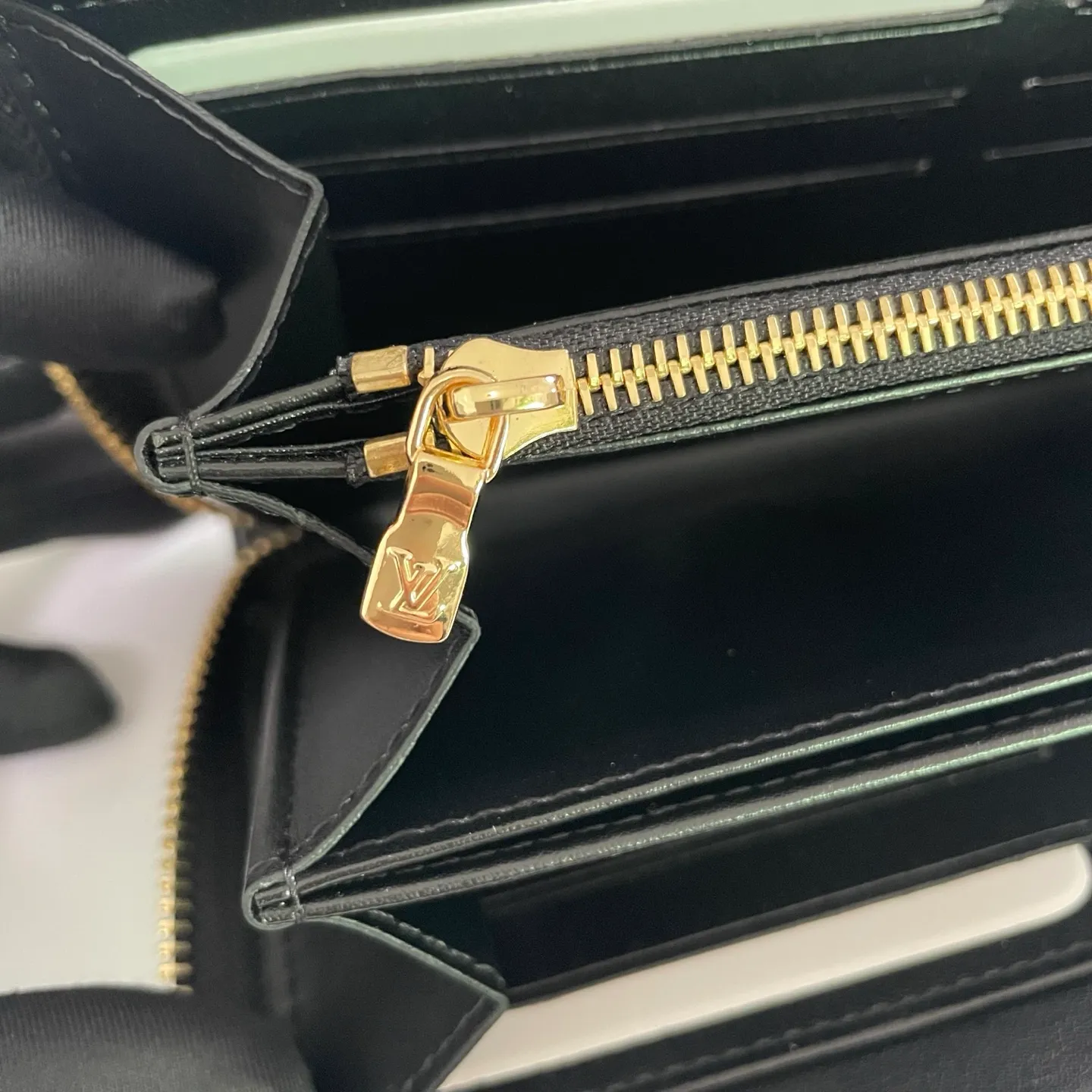 Factory price 540 [Top original order] M14096🌟 This LV Ski series zipper wallet has a pillow-like soft texture, and the design is taken from the brand's Coussin series handbags, creating a distinctive style. The wallet is made of classic Monogram embossed lambskin and is embellished with gold-tone hardware, including the iconic LV Circle logo zipper design.  19.5 x 10.5 x 2.5 cm