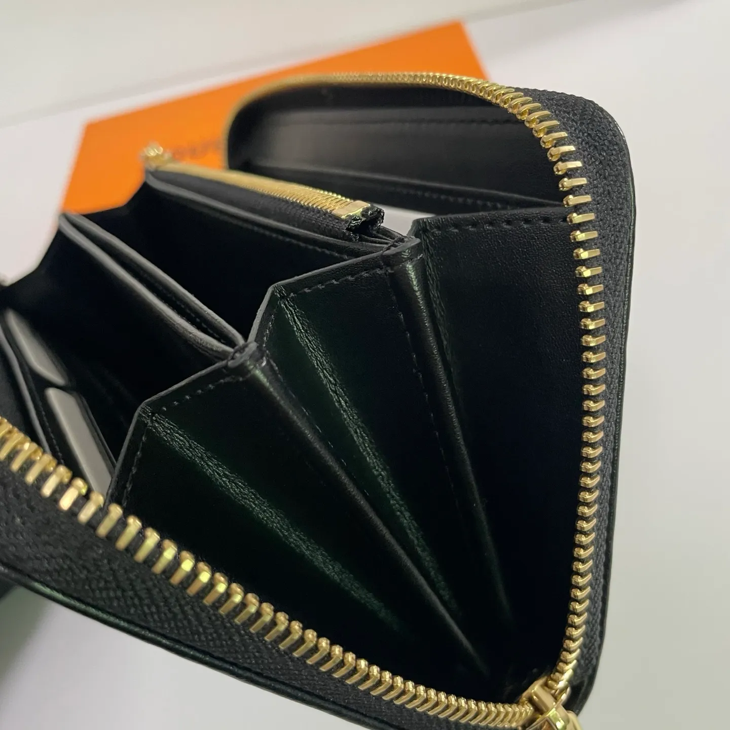 Factory price 540 [Top original order] M14096🌟 This LV Ski series zipper wallet has a pillow-like soft texture, and the design is taken from the brand's Coussin series handbags, creating a distinctive style. The wallet is made of classic Monogram embossed lambskin and is embellished with gold-tone hardware, including the iconic LV Circle logo zipper design.  19.5 x 10.5 x 2.5 cm