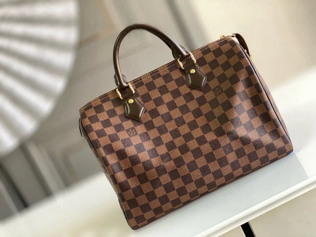 💰760 (strapless model) top original N41364 SPEEDY 30 handbag. Launched in 1930, the Speedy handbag was inspired by the travel revolution at that time and fully displays Louis Vuitton's iconic design style. This uniquely designed and ideal urban handbag is a stylish choice for urban girls. The Speedy 30 bag in Monogram canvas is as elegant as it is practical and durable. Detailed features 30 x 21 x 17 cm (Length x Height x Width) Shiny gold-tone brass hardware Fabric lining Leather trim Handles: Double handle