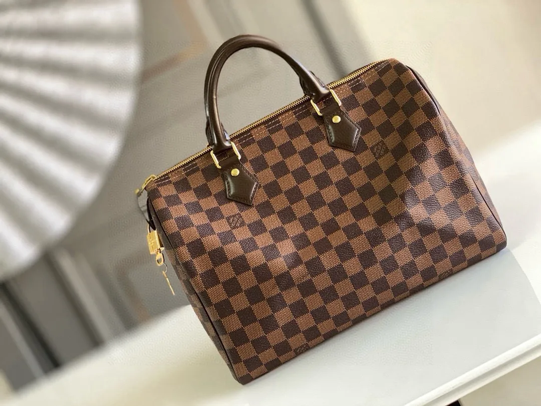 💰760 (strapless model) top original N41364 SPEEDY 30 handbag. Launched in 1930, the Speedy handbag was inspired by the travel revolution at that time and fully displays Louis Vuitton's iconic design style. This uniquely designed and ideal urban handbag is a stylish choice for urban girls. The Speedy 30 bag in Monogram canvas is as elegant as it is practical and durable. Detailed features 30 x 21 x 17 cm (Length x Height x Width) Shiny gold-tone brass hardware Fabric lining Leather trim Handles: Double handle