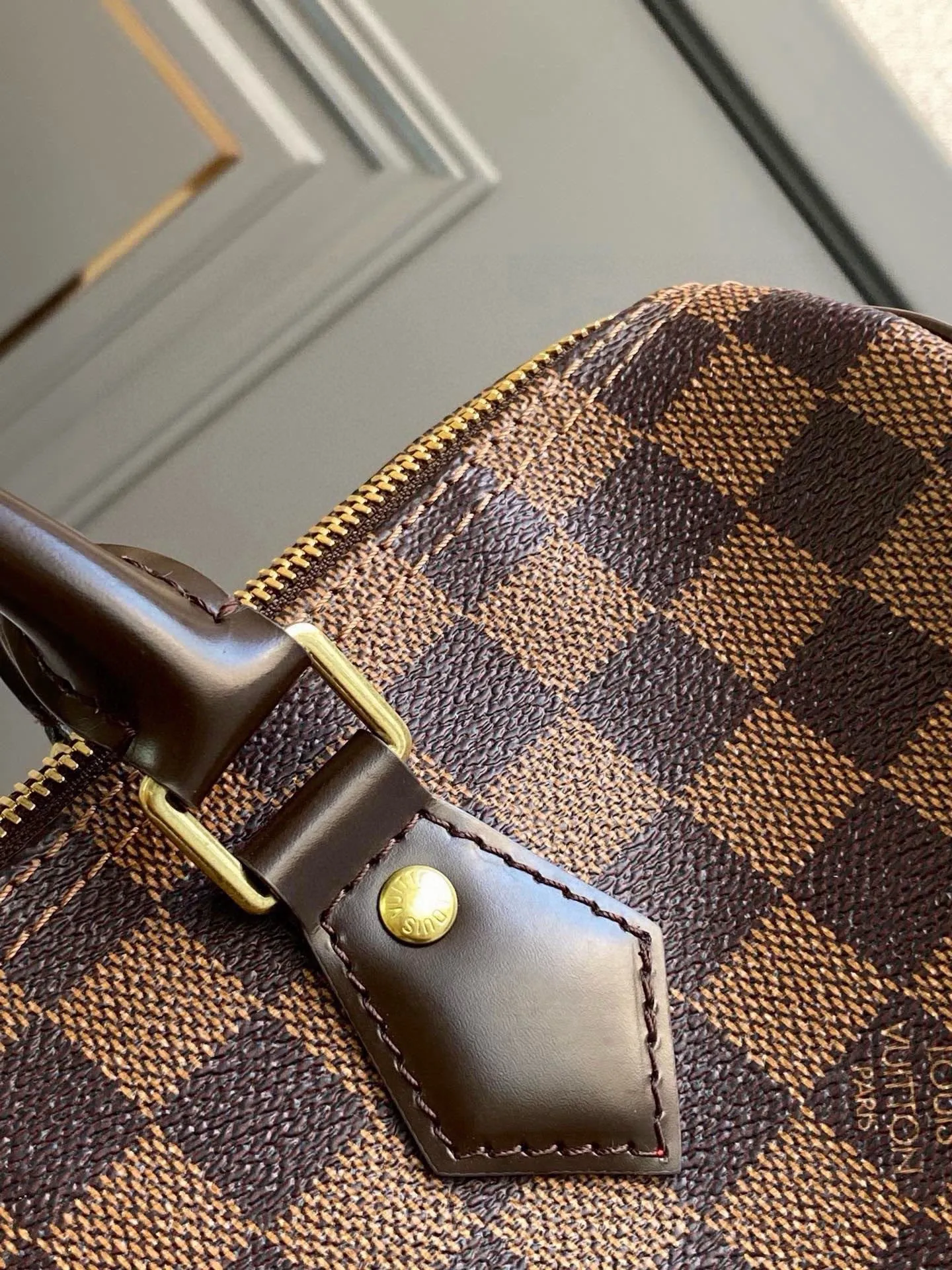 💰760 (strapless model) top original N41364 SPEEDY 30 handbag. Launched in 1930, the Speedy handbag was inspired by the travel revolution at that time and fully displays Louis Vuitton's iconic design style. This uniquely designed and ideal urban handbag is a stylish choice for urban girls. The Speedy 30 bag in Monogram canvas is as elegant as it is practical and durable. Detailed features 30 x 21 x 17 cm (Length x Height x Width) Shiny gold-tone brass hardware Fabric lining Leather trim Handles: Double handle