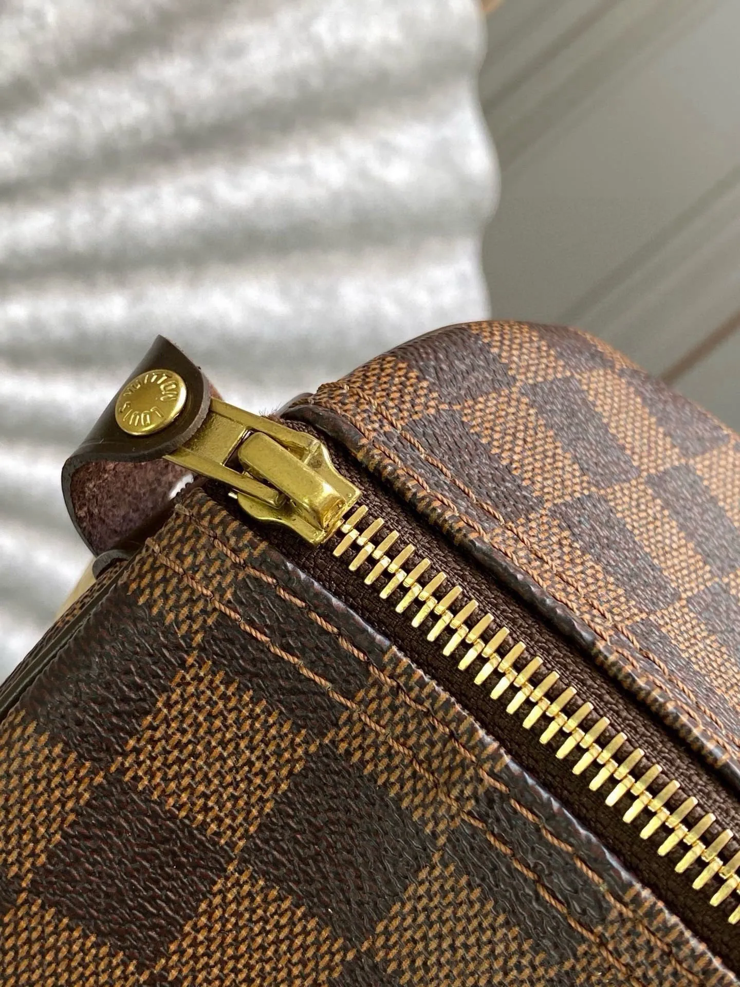 💰760 (strapless model) top original N41364 SPEEDY 30 handbag. Launched in 1930, the Speedy handbag was inspired by the travel revolution at that time and fully displays Louis Vuitton's iconic design style. This uniquely designed and ideal urban handbag is a stylish choice for urban girls. The Speedy 30 bag in Monogram canvas is as elegant as it is practical and durable. Detailed features 30 x 21 x 17 cm (Length x Height x Width) Shiny gold-tone brass hardware Fabric lining Leather trim Handles: Double handle