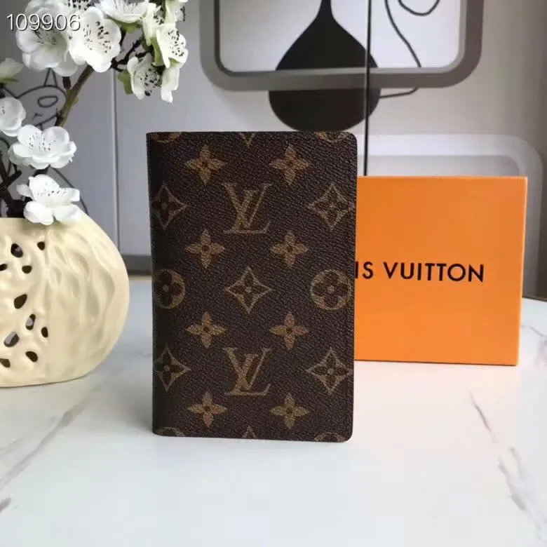 P100lv Wallet Coin Clip M60181 A must-have accessory for modern travelers, this coated canvas passport cover combines fashion and practicality. Equipped with four credit card slots and two convenient pockets for quick access to your passport. Dimensions: 10.0 x 14.0 x 2.5 cm ~