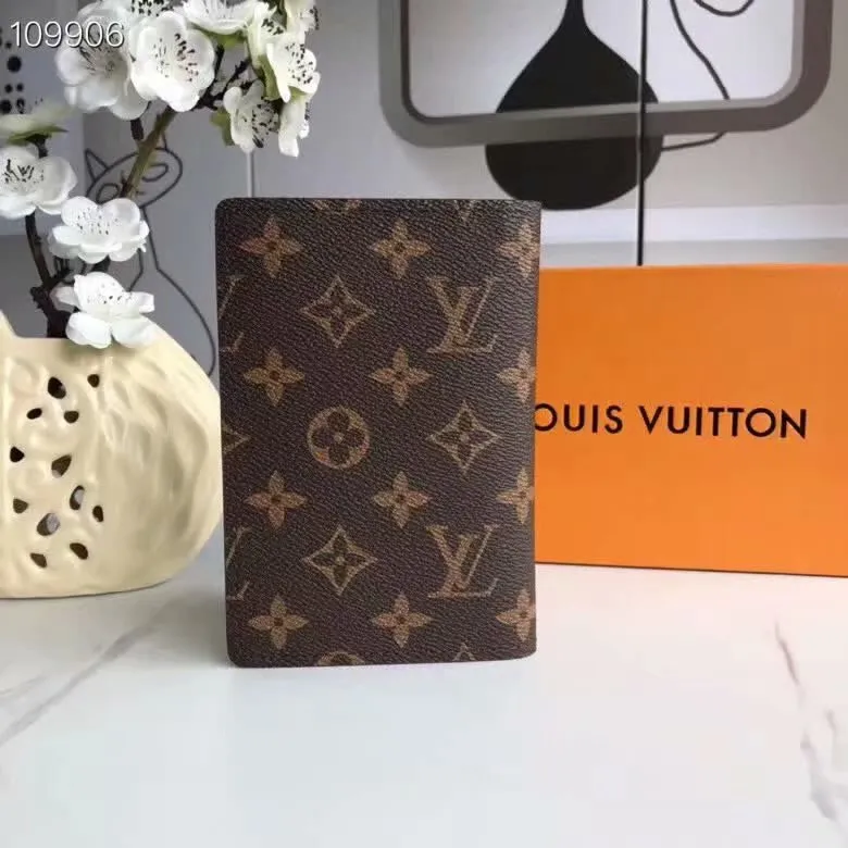 P100lv Wallet Coin Clip M60181 A must-have accessory for modern travelers, this coated canvas passport cover combines fashion and practicality. Equipped with four credit card slots and two convenient pockets for quick access to your passport. Dimensions: 10.0 x 14.0 x 2.5 cm ~