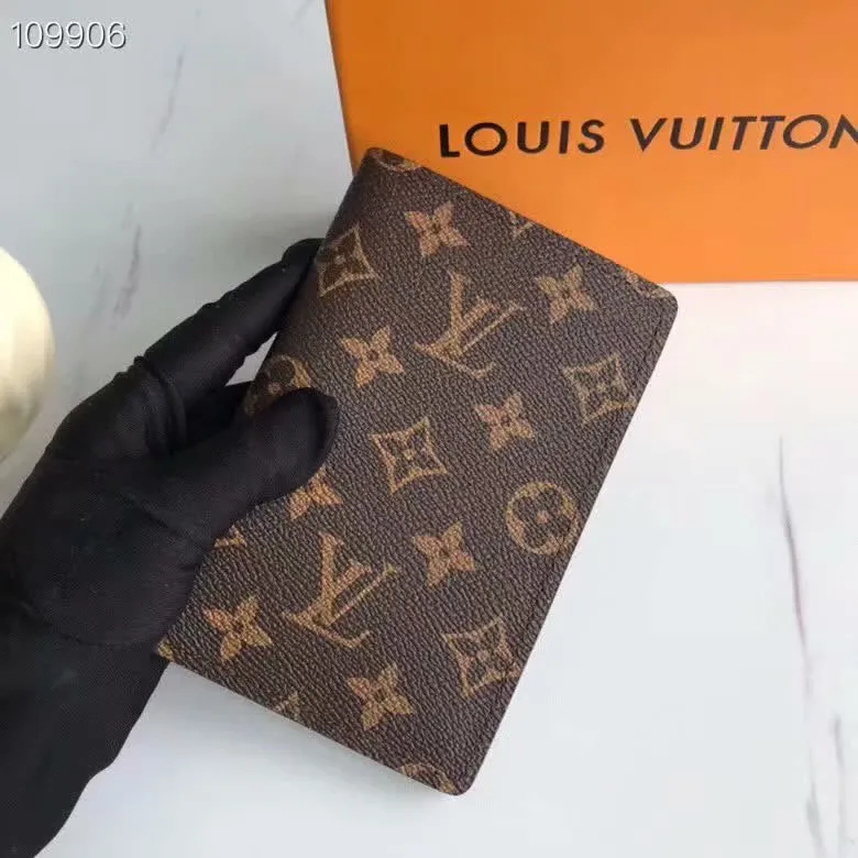 P100lv Wallet Coin Clip M60181 A must-have accessory for modern travelers, this coated canvas passport cover combines fashion and practicality. Equipped with four credit card slots and two convenient pockets for quick access to your passport. Dimensions: 10.0 x 14.0 x 2.5 cm ~