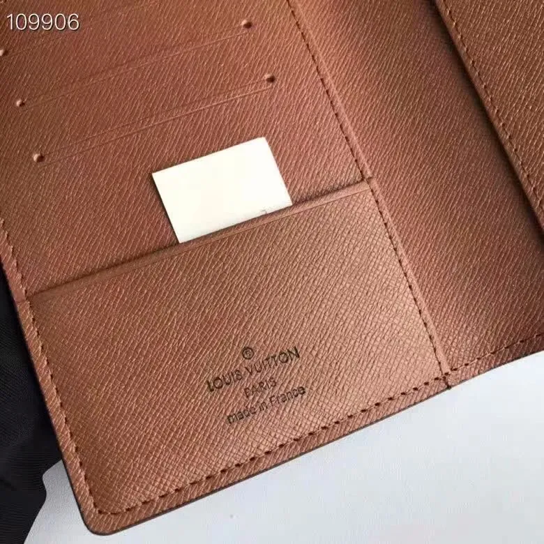 P100lv Wallet Coin Clip M60181 A must-have accessory for modern travelers, this coated canvas passport cover combines fashion and practicality. Equipped with four credit card slots and two convenient pockets for quick access to your passport. Dimensions: 10.0 x 14.0 x 2.5 cm ~