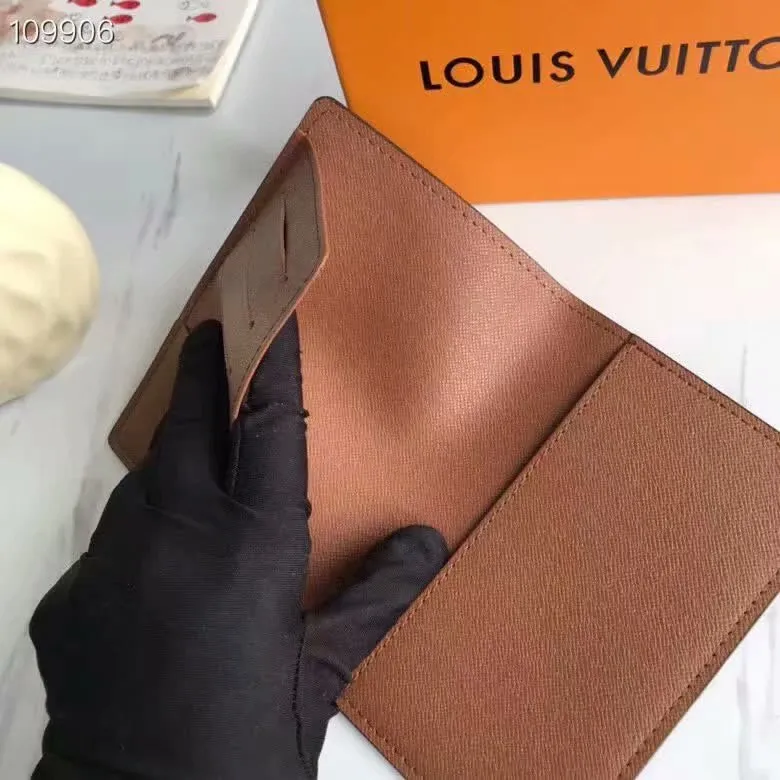 P100lv Wallet Coin Clip M60181 A must-have accessory for modern travelers, this coated canvas passport cover combines fashion and practicality. Equipped with four credit card slots and two convenient pockets for quick access to your passport. Dimensions: 10.0 x 14.0 x 2.5 cm ~