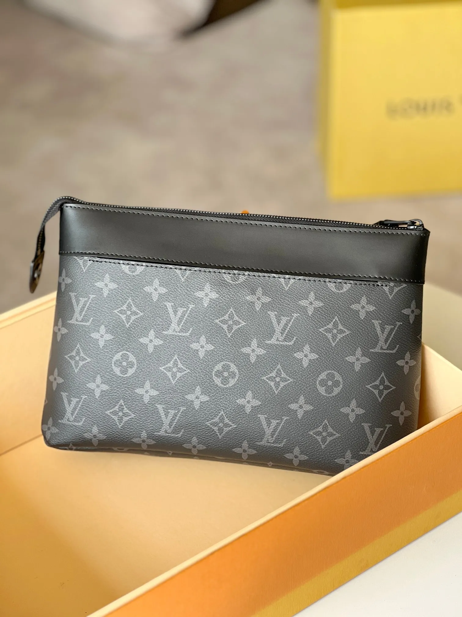 💰660 Top original model: M82543 black clutch 🕶️🕶️Pochette Voyage Souple clutch is made of soft Monogram Eclipse coated canvas, with rounded strokes outlining the classic Pochette Voyage clutch lines, bringing a comfortable travel experience. The slim construction features a zip compartment and magnetic back pocket. 32 x 21 x 8 cm (length x height x width)