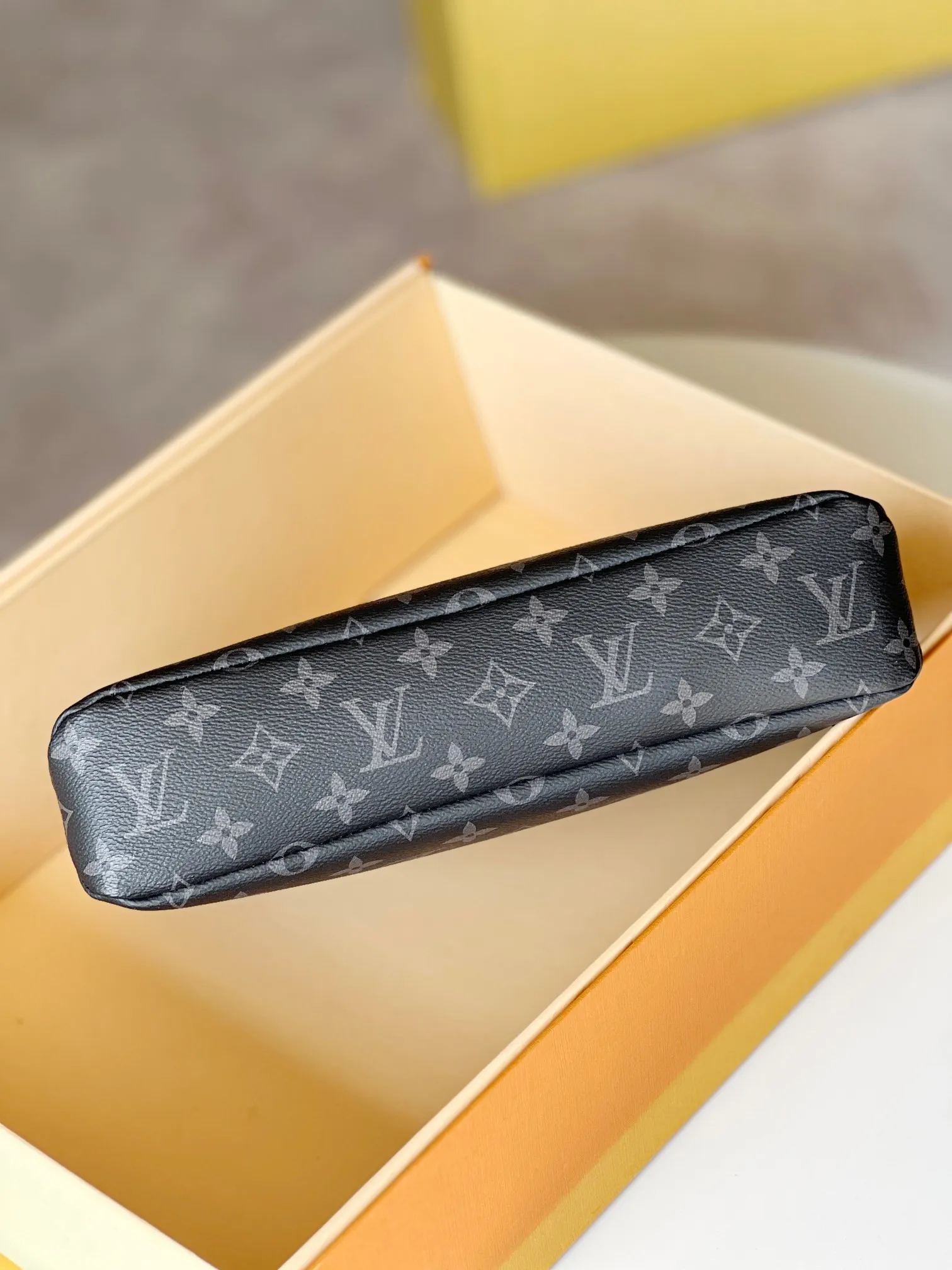 💰660 Top original model: M82543 black clutch 🕶️🕶️Pochette Voyage Souple clutch is made of soft Monogram Eclipse coated canvas, with rounded strokes outlining the classic Pochette Voyage clutch lines, bringing a comfortable travel experience. The slim construction features a zip compartment and magnetic back pocket. 32 x 21 x 8 cm (length x height x width)