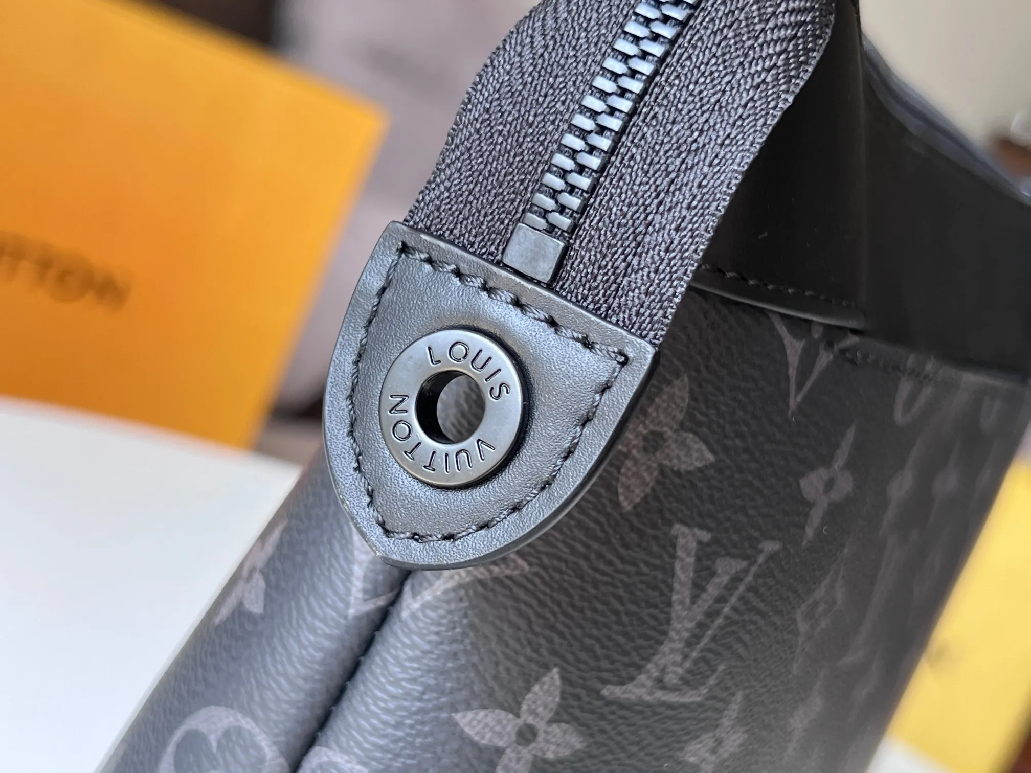 💰660 Top original model: M82543 black clutch 🕶️🕶️Pochette Voyage Souple clutch is made of soft Monogram Eclipse coated canvas, with rounded strokes outlining the classic Pochette Voyage clutch lines, bringing a comfortable travel experience. The slim construction features a zip compartment and magnetic back pocket. 32 x 21 x 8 cm (length x height x width)