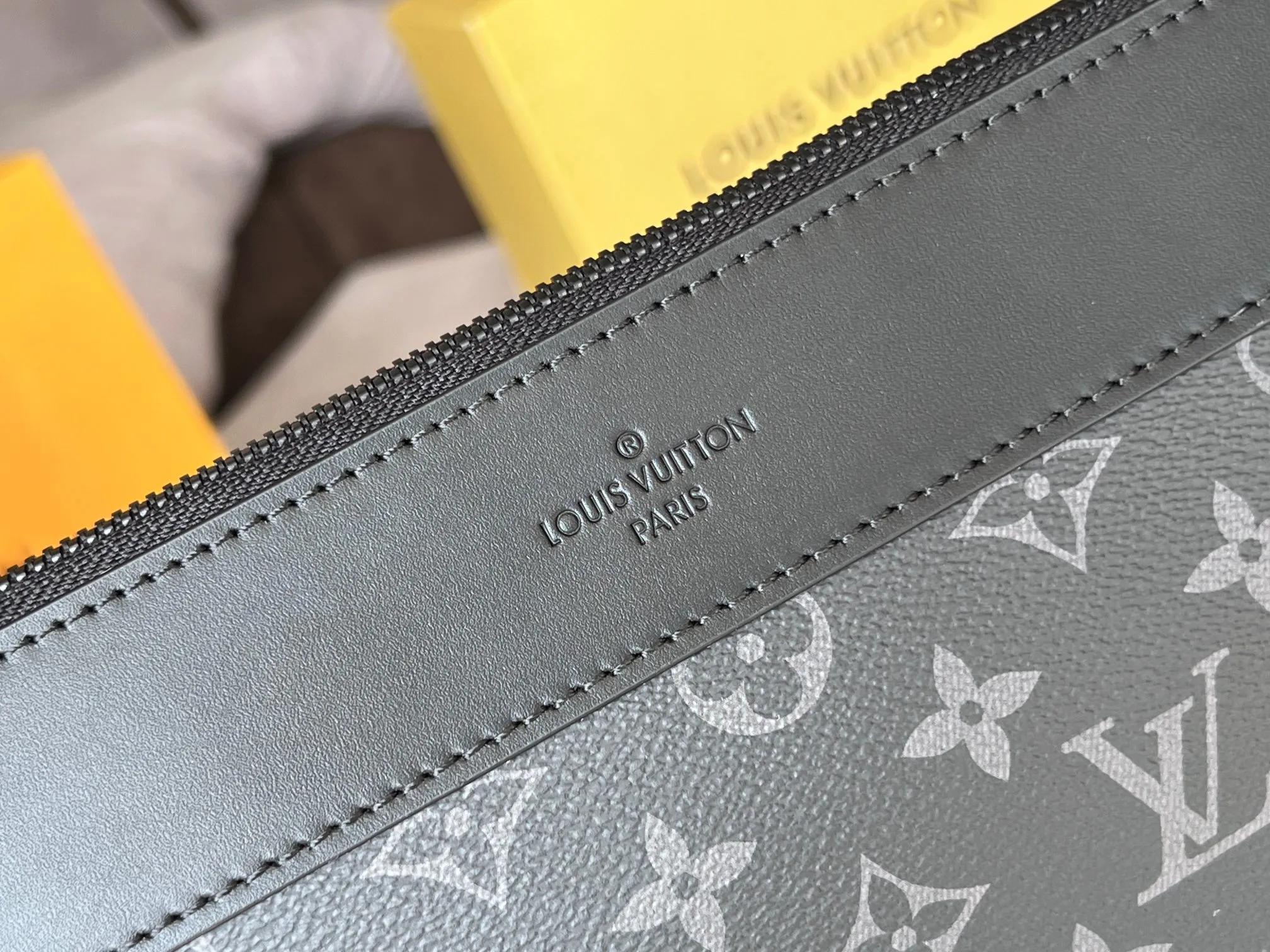 💰660 Top original model: M82543 black clutch 🕶️🕶️Pochette Voyage Souple clutch is made of soft Monogram Eclipse coated canvas, with rounded strokes outlining the classic Pochette Voyage clutch lines, bringing a comfortable travel experience. The slim construction features a zip compartment and magnetic back pocket. 32 x 21 x 8 cm (length x height x width)