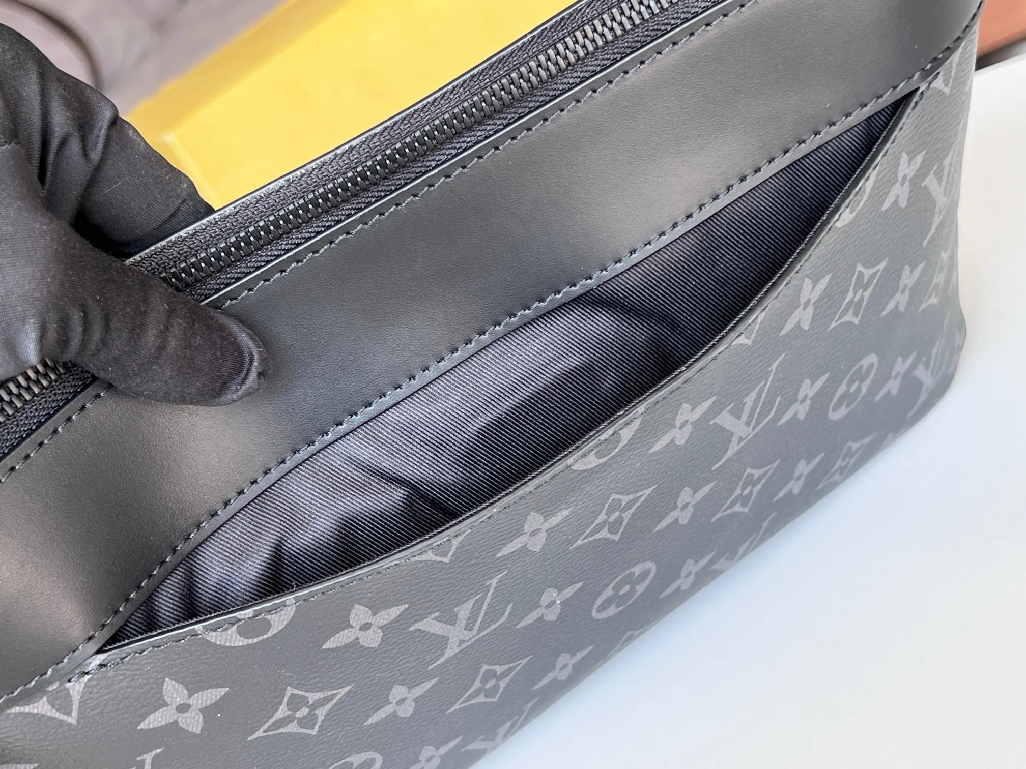 💰660 Top original model: M82543 black clutch 🕶️🕶️Pochette Voyage Souple clutch is made of soft Monogram Eclipse coated canvas, with rounded strokes outlining the classic Pochette Voyage clutch lines, bringing a comfortable travel experience. The slim construction features a zip compartment and magnetic back pocket. 32 x 21 x 8 cm (length x height x width)