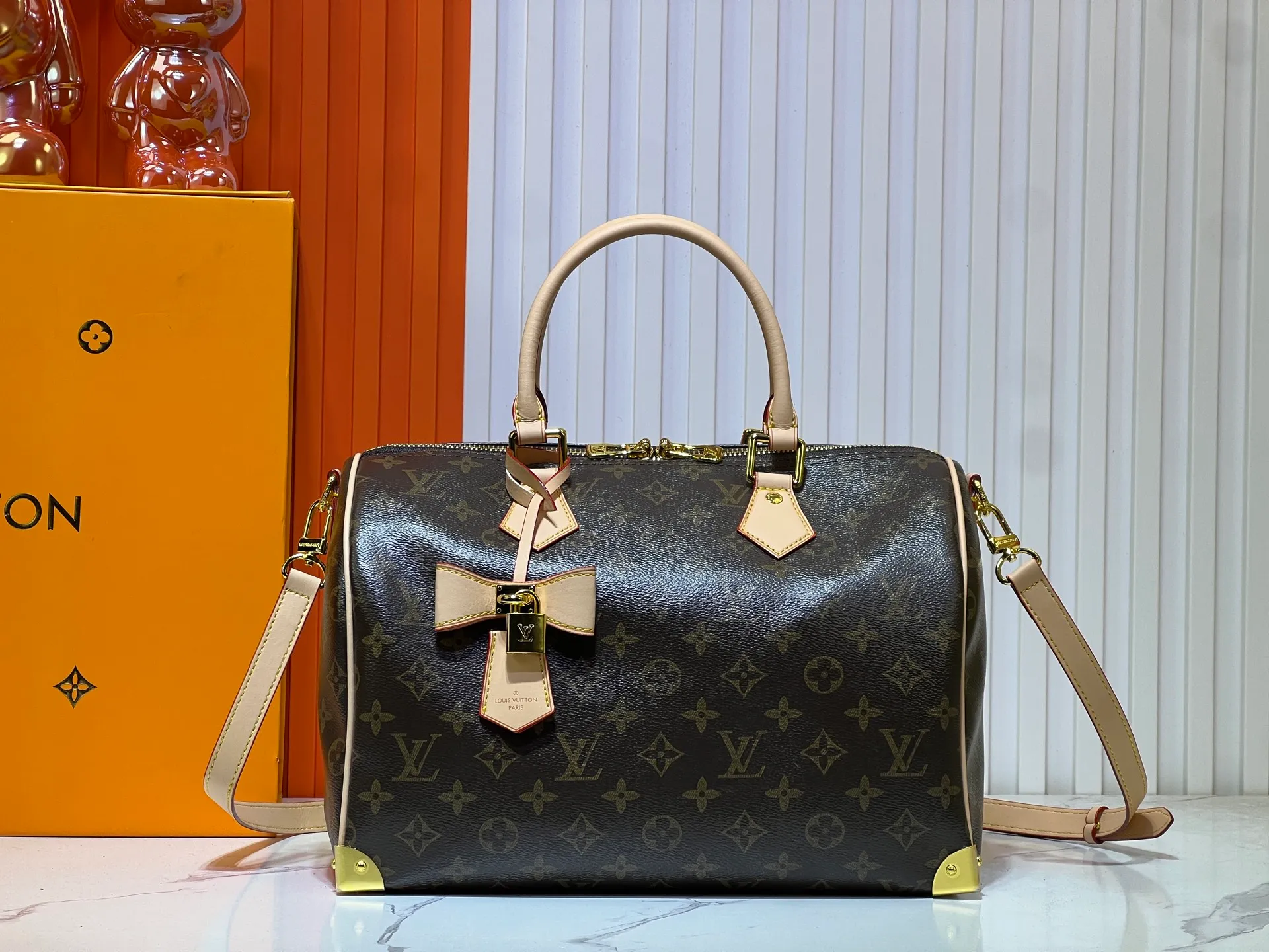 Batch 300💰Upgraded original M13805 M13257 M40391 lv Murakami Takashi co-branded NANOSPEEDY handbag This Nano Speedy handbag combines Monogram canvas and cow leather trim printing, with 33 colorful colors to interpret white tricolor and black tricolor. It has been launched in twelve sections and is very popular around the world and is loved by celebrities and celebrities. 30.0 x 21.0 x 17.0 cm