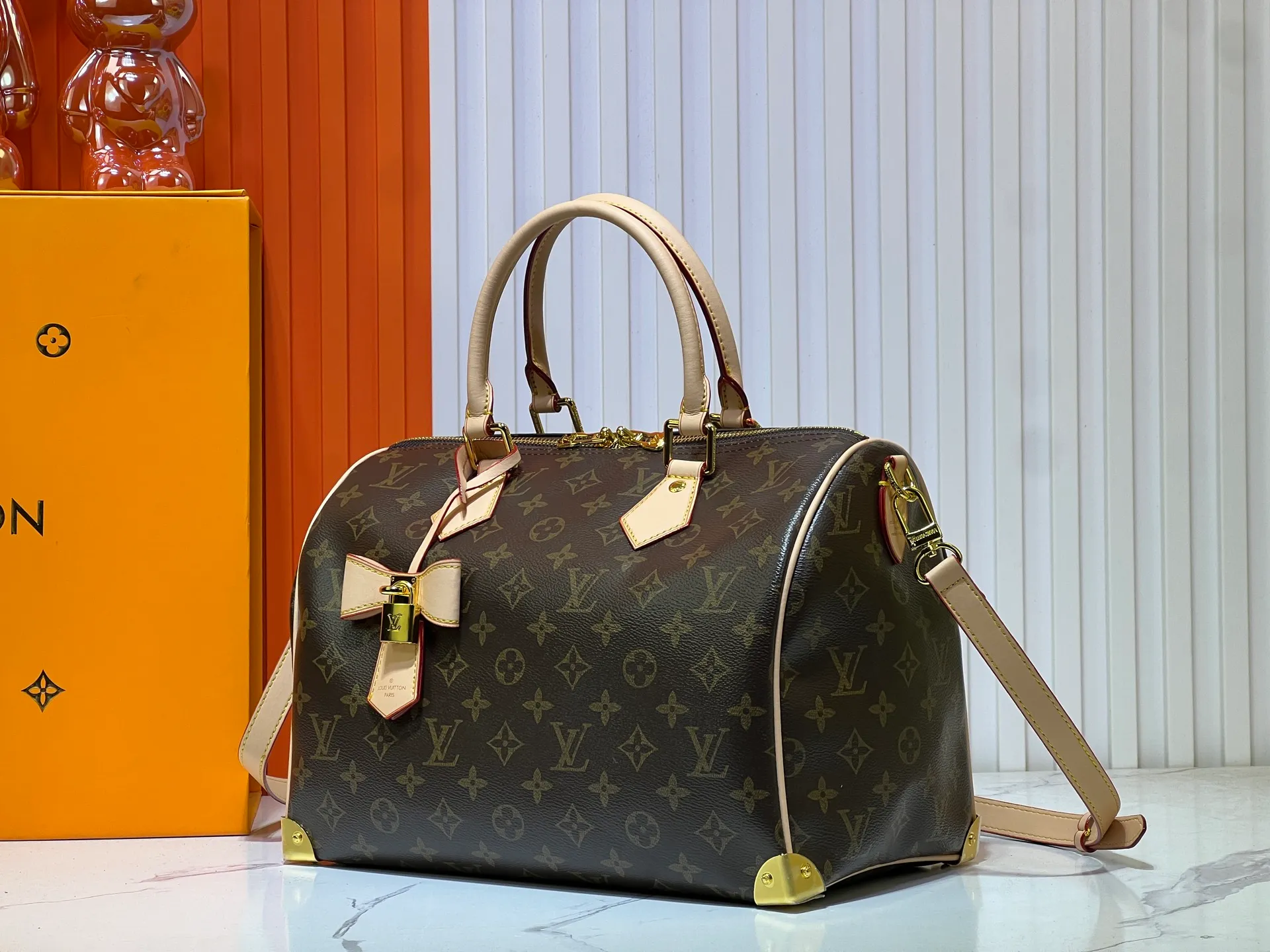 Batch 300💰Upgraded original M13805 M13257 M40391 lv Murakami Takashi co-branded NANOSPEEDY handbag This Nano Speedy handbag combines Monogram canvas and cow leather trim printing, with 33 colorful colors to interpret white tricolor and black tricolor. It has been launched in twelve sections and is very popular around the world and is loved by celebrities and celebrities. 30.0 x 21.0 x 17.0 cm