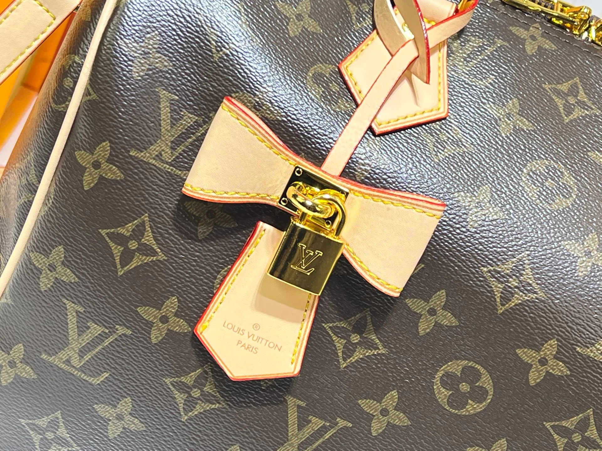 Batch 300💰Upgraded original M13805 M13257 M40391 lv Murakami Takashi co-branded NANOSPEEDY handbag This Nano Speedy handbag combines Monogram canvas and cow leather trim printing, with 33 colorful colors to interpret white tricolor and black tricolor. It has been launched in twelve sections and is very popular around the world and is loved by celebrities and celebrities. 30.0 x 21.0 x 17.0 cm