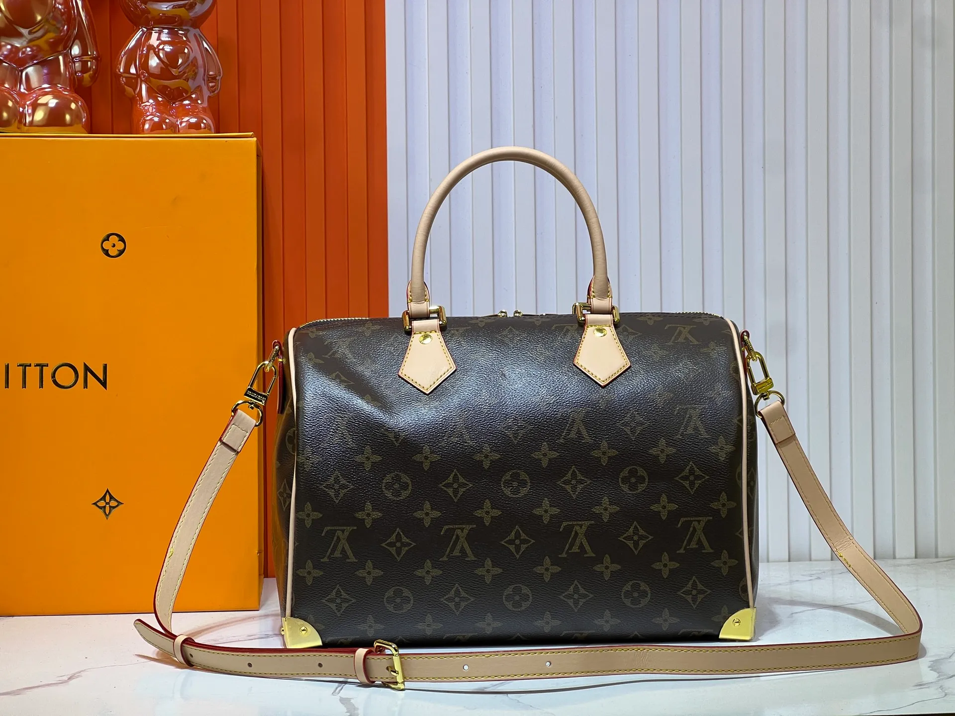 Batch 300💰Upgraded original M13805 M13257 M40391 lv Murakami Takashi co-branded NANOSPEEDY handbag This Nano Speedy handbag combines Monogram canvas and cow leather trim printing, with 33 colorful colors to interpret white tricolor and black tricolor. It has been launched in twelve sections and is very popular around the world and is loved by celebrities and celebrities. 30.0 x 21.0 x 17.0 cm