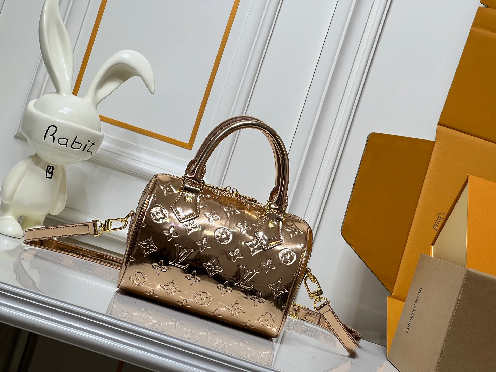 Batch 260💰M11987 M58953 Rose Gold This Speedy Bandoulière 20 handbag is from the LV Ski series. It is made of embossed coated canvas decorated with smooth leather trim and bright metal parts, and then uses the new Monogram Miroir effect to declare the concept of retro futurism. The detachable and adjustable leather shoulder strap allows for a variety of carrying options, and the compact design can accommodate daily needs such as a long wallet. Dimensions: 20.5x13.5x12