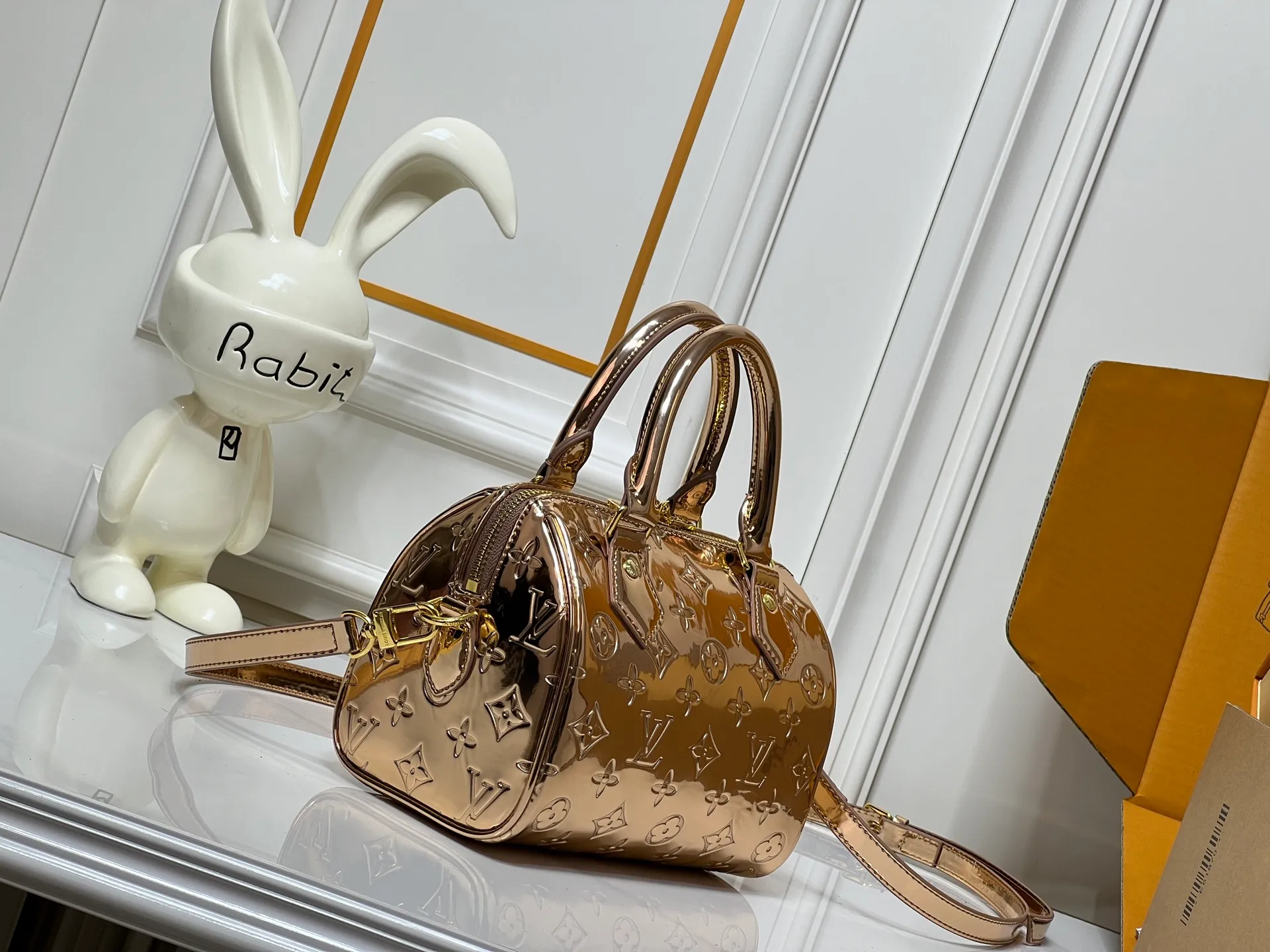 Batch 260💰M11987 M58953 Rose Gold This Speedy Bandoulière 20 handbag is from the LV Ski series. It is made of embossed coated canvas decorated with smooth leather trim and bright metal parts, and then uses the new Monogram Miroir effect to declare the concept of retro futurism. The detachable and adjustable leather shoulder strap allows for a variety of carrying options, and the compact design can accommodate daily needs such as a long wallet. Dimensions: 20.5x13.5x12