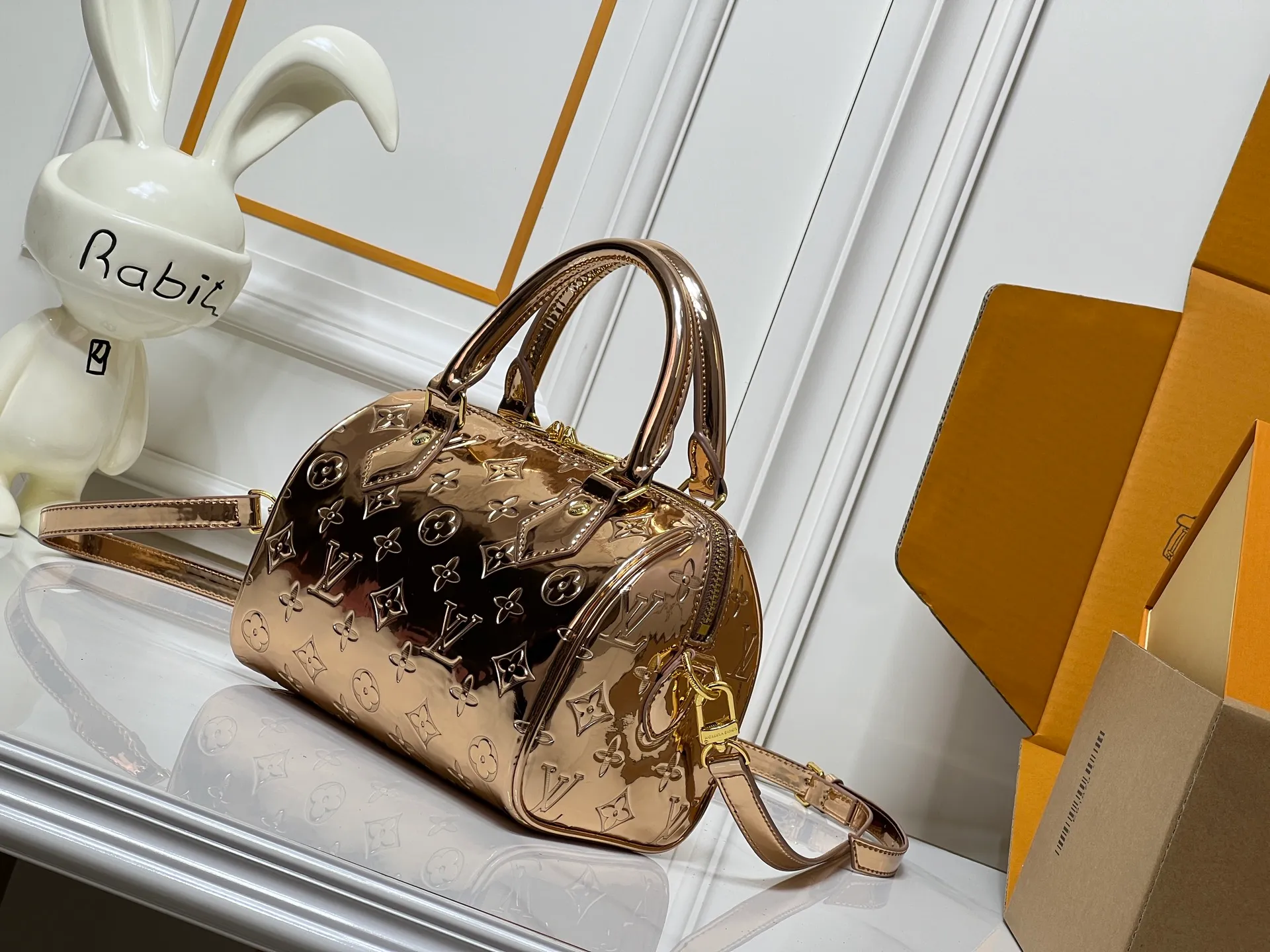 Batch 260💰M11987 M58953 Rose Gold This Speedy Bandoulière 20 handbag is from the LV Ski series. It is made of embossed coated canvas decorated with smooth leather trim and bright metal parts, and then uses the new Monogram Miroir effect to declare the concept of retro futurism. The detachable and adjustable leather shoulder strap allows for a variety of carrying options, and the compact design can accommodate daily needs such as a long wallet. Dimensions: 20.5x13.5x12