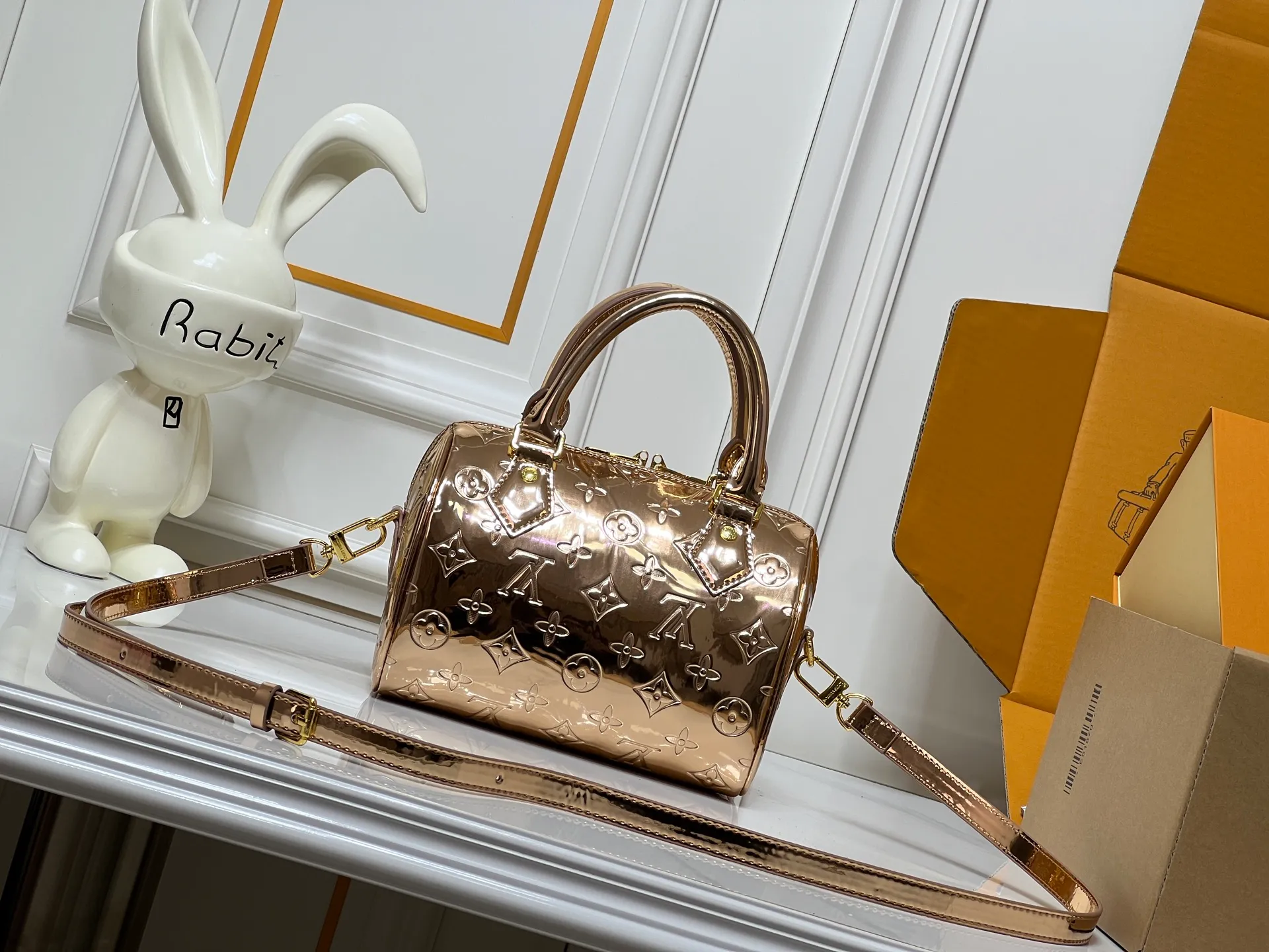 Batch 260💰M11987 M58953 Rose Gold This Speedy Bandoulière 20 handbag is from the LV Ski series. It is made of embossed coated canvas decorated with smooth leather trim and bright metal parts, and then uses the new Monogram Miroir effect to declare the concept of retro futurism. The detachable and adjustable leather shoulder strap allows for a variety of carrying options, and the compact design can accommodate daily needs such as a long wallet. Dimensions: 20.5x13.5x12